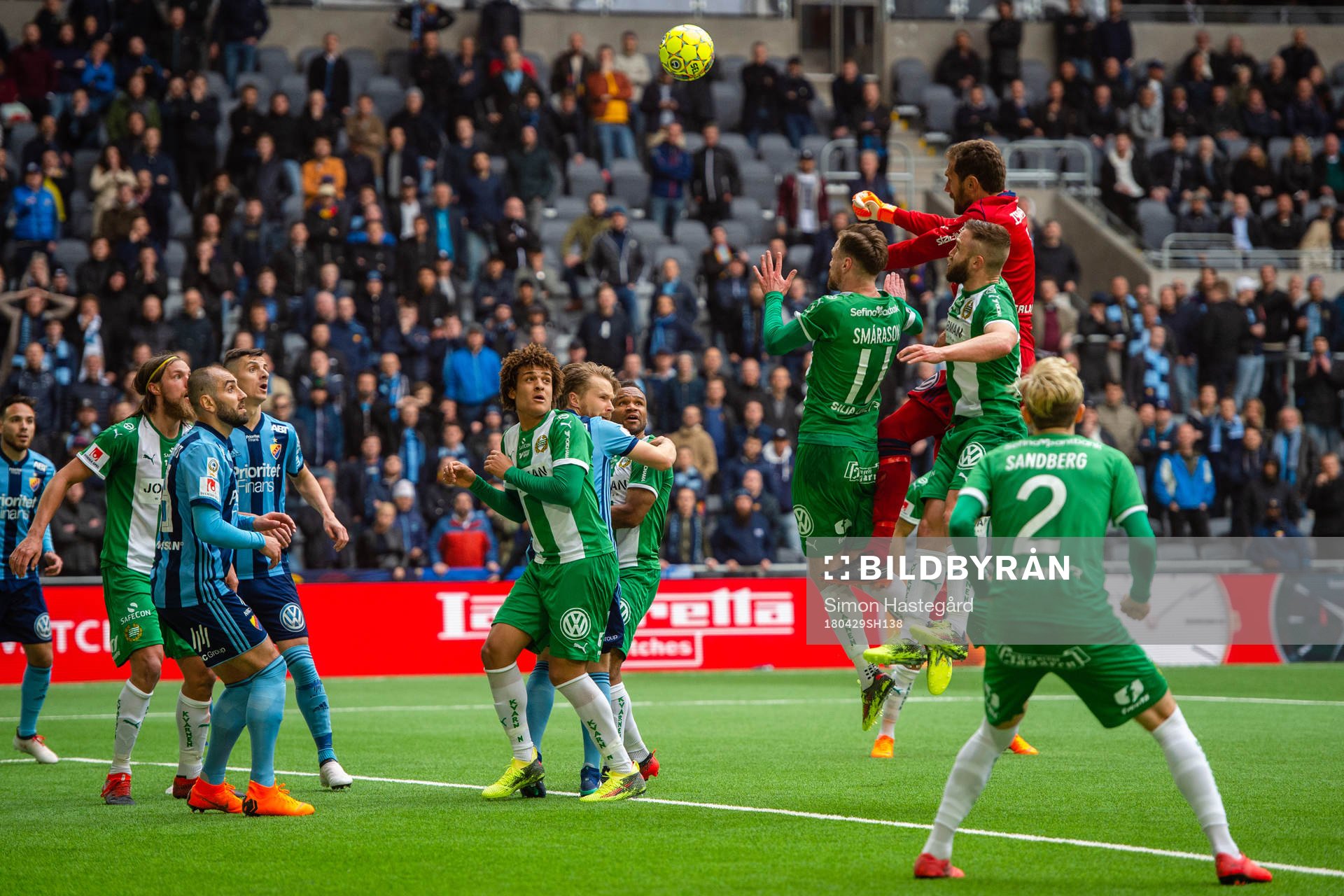 Djurgårdens målvakt Andreas Isaksson i en luftduell i