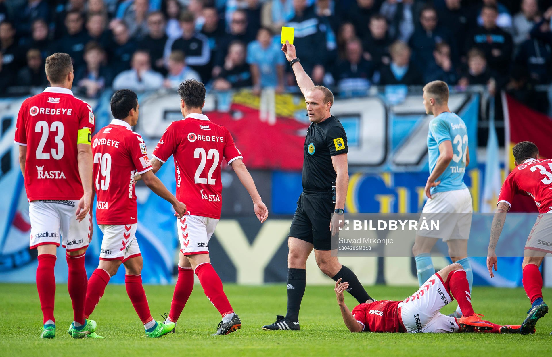 Domaren Patrik Eriksson varnar Malmö FFs Oscar Lewicki