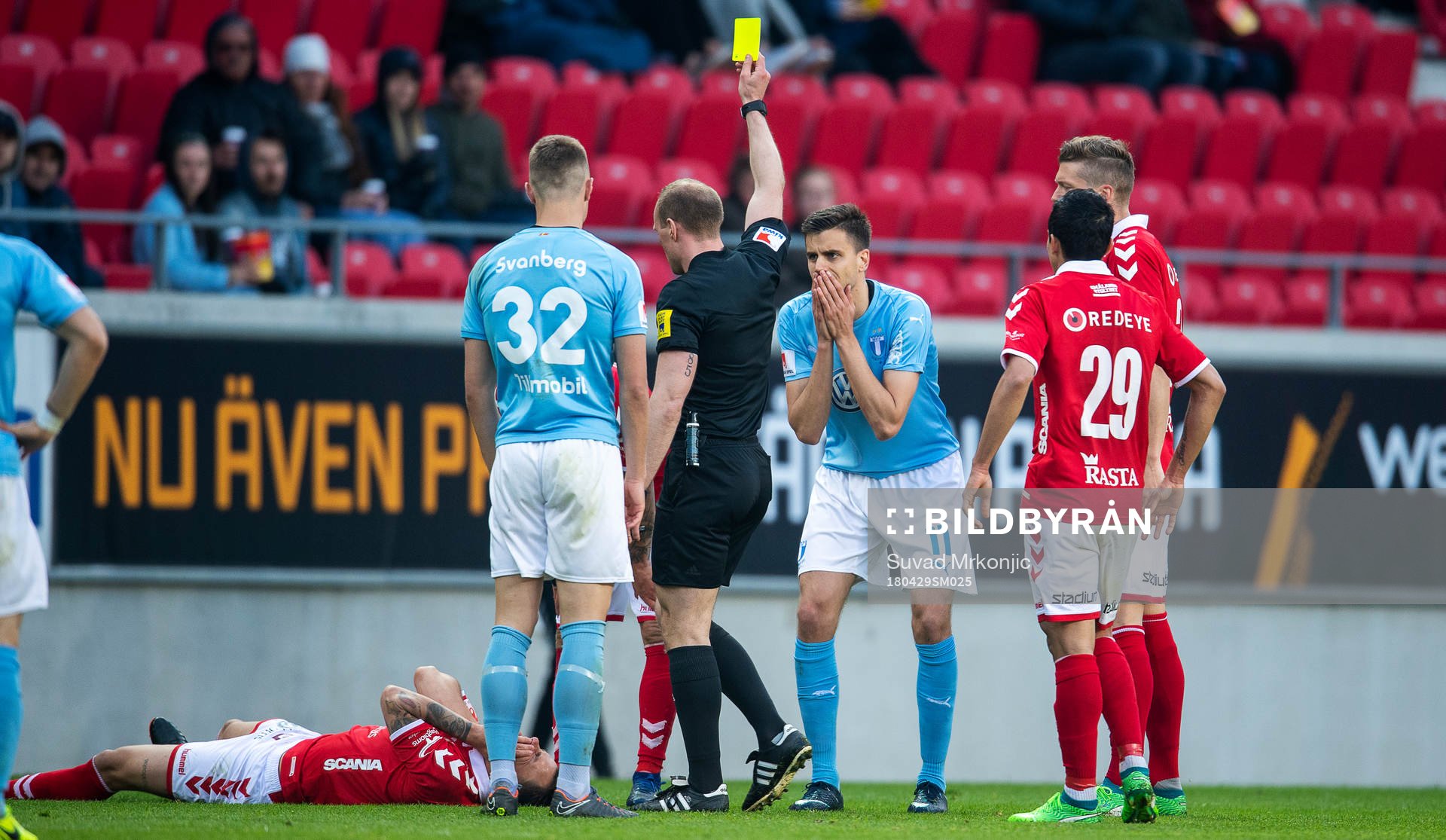 Domaren Patrik Eriksson varnar Malmö FFs Alexander