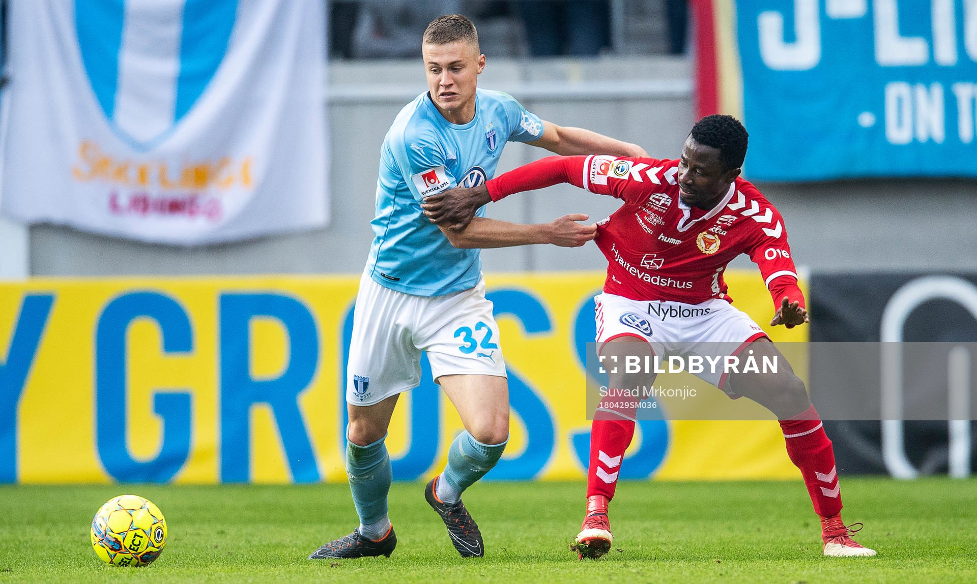 Kalmars Chima Akas och Malmö FFs Mattias Svanberg