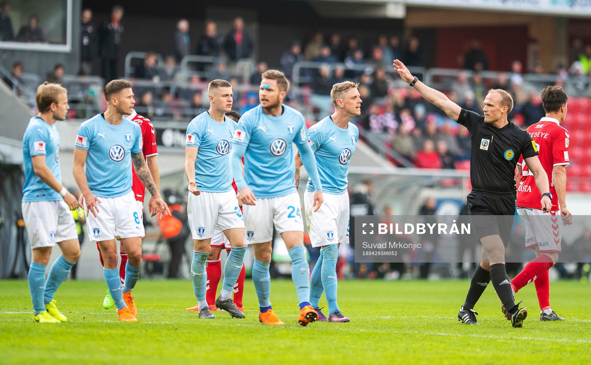 Malmö FFspelarna är irriterade på domaren Patrik Eriksson