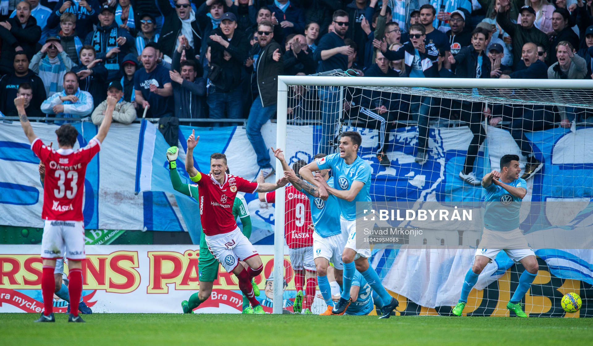 Kalmarspelarna jublar medan Malmö FFspelarna signalerar