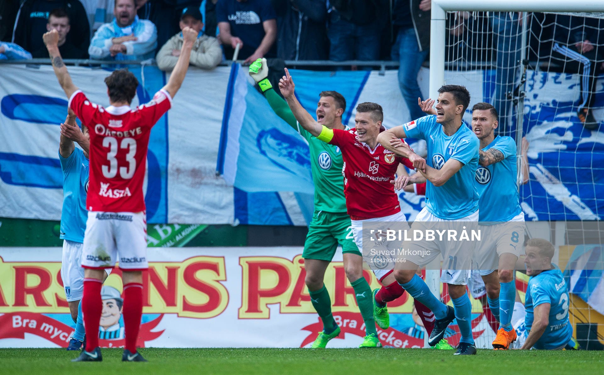 Kalmarspelarna jublar medan Malmö FFspelarna signalerar