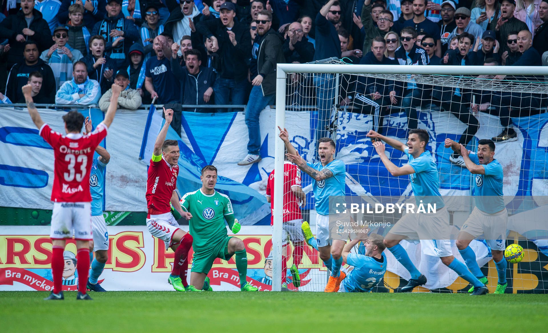 Kalmarspelarna jublar medan Malmö FFspelarna signalerar
