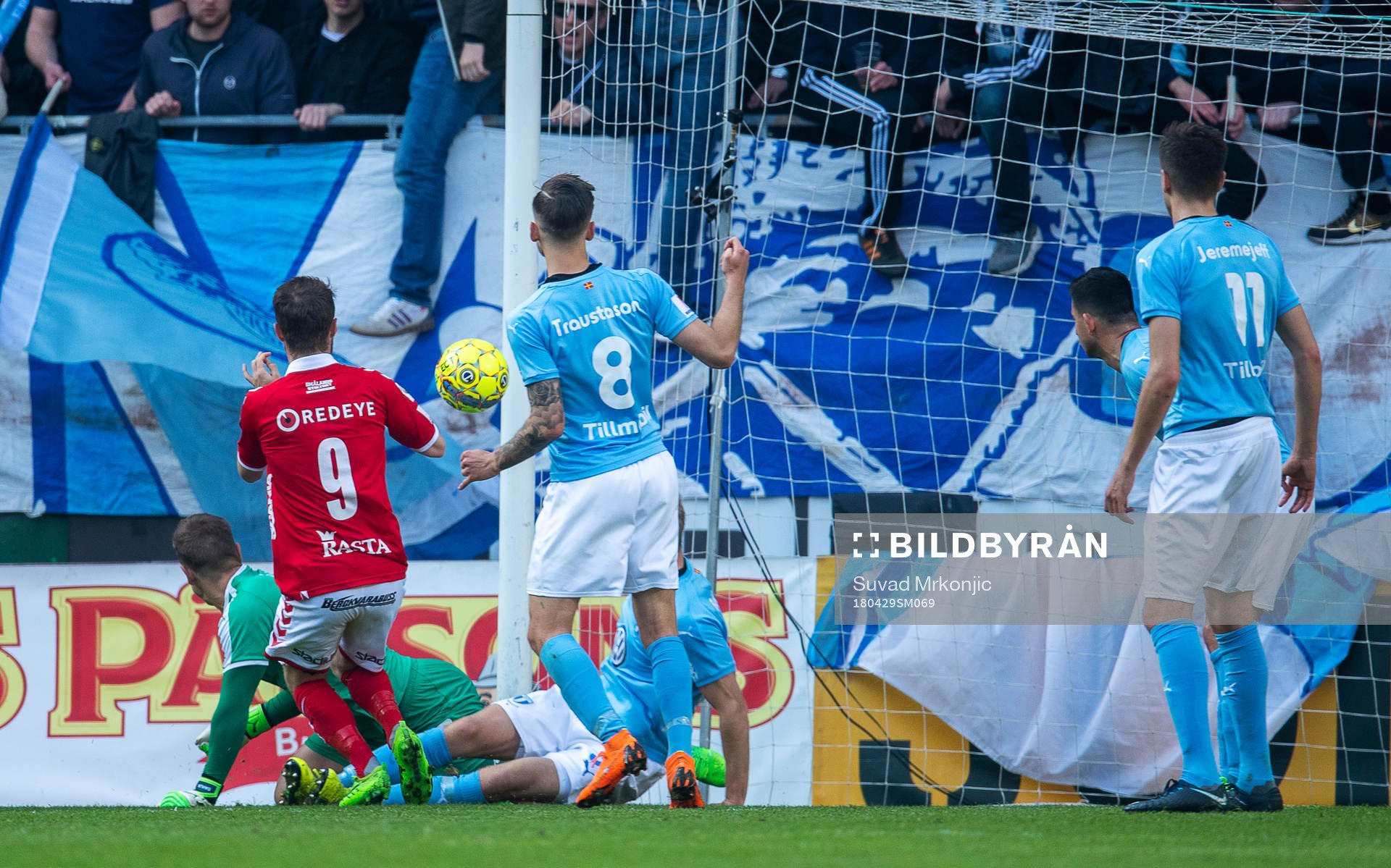 Kalmars Måns Söderqvist gör det omdiskuterade 1-0 målet