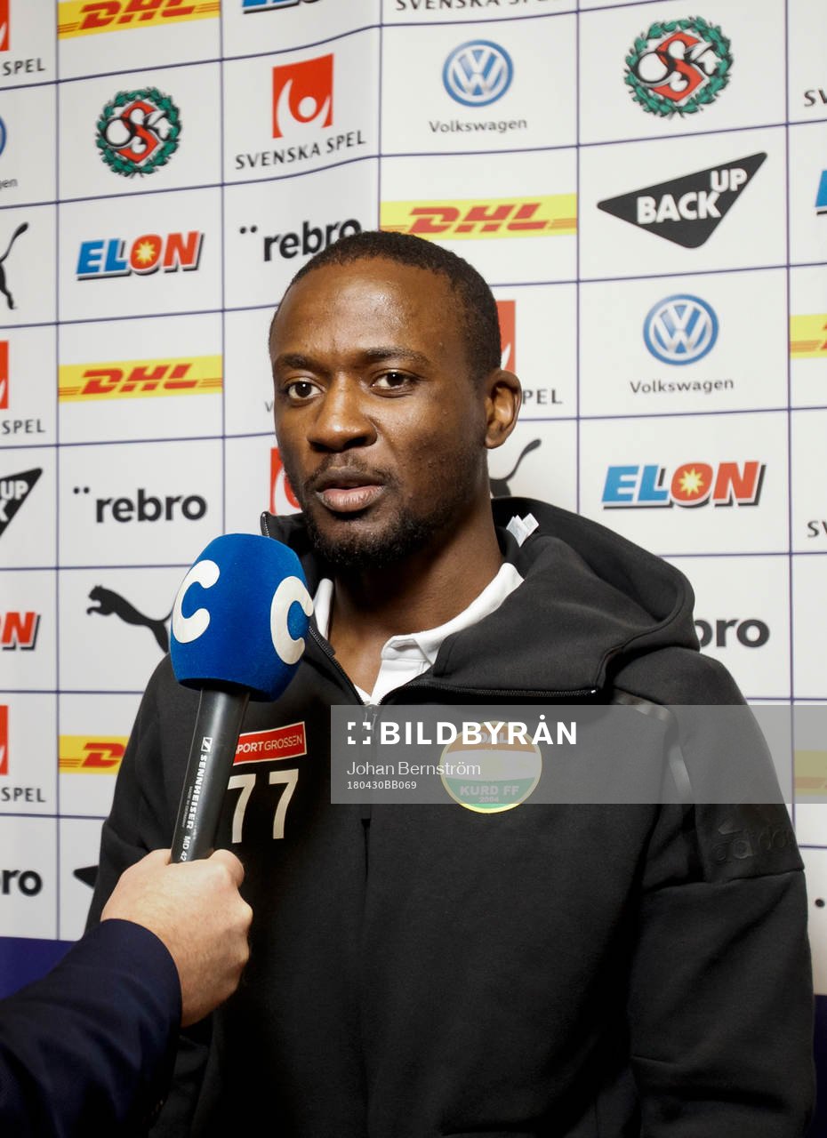 Dalkurds Mohamed Buya Turay blir intervjuad av cmore