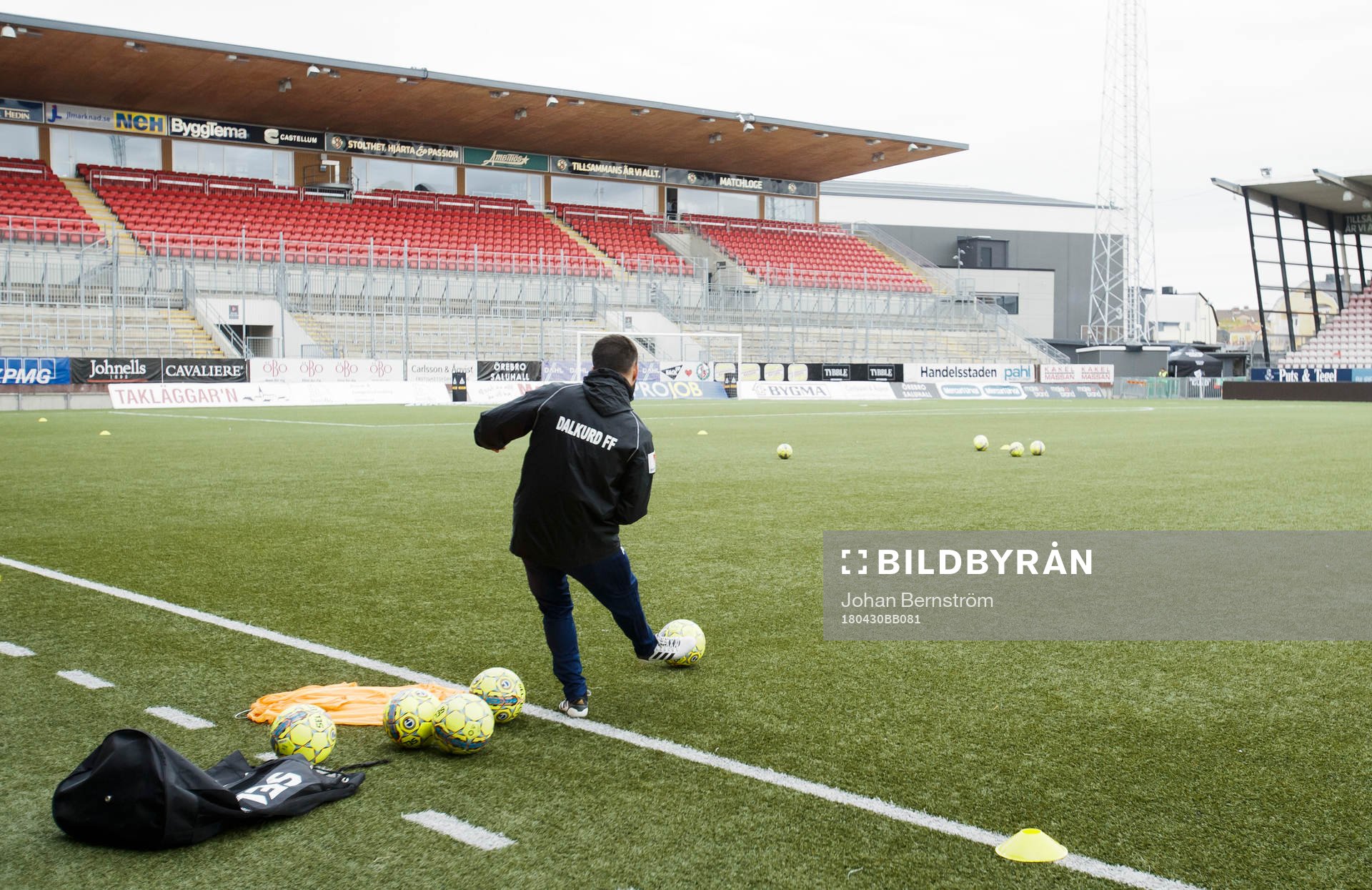 Förberedelser inför Dalkurds uppvärmning under fotbollsmatchen i Allsvenskan mellan Örebro och Dalkurd den 30 april 2018 i Örebro.