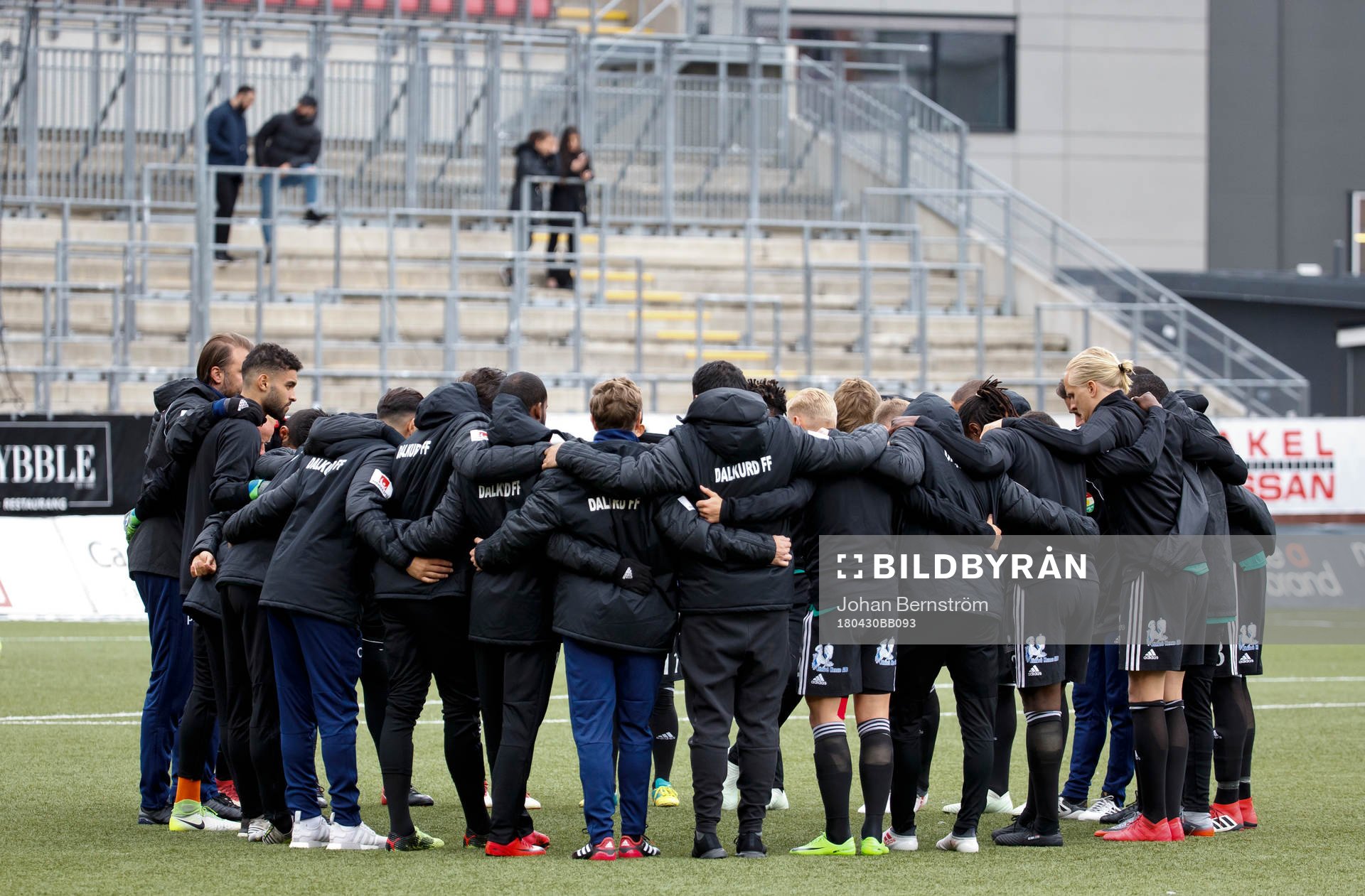 Dalkurdsspelarna och tränarna pratar ihop sig