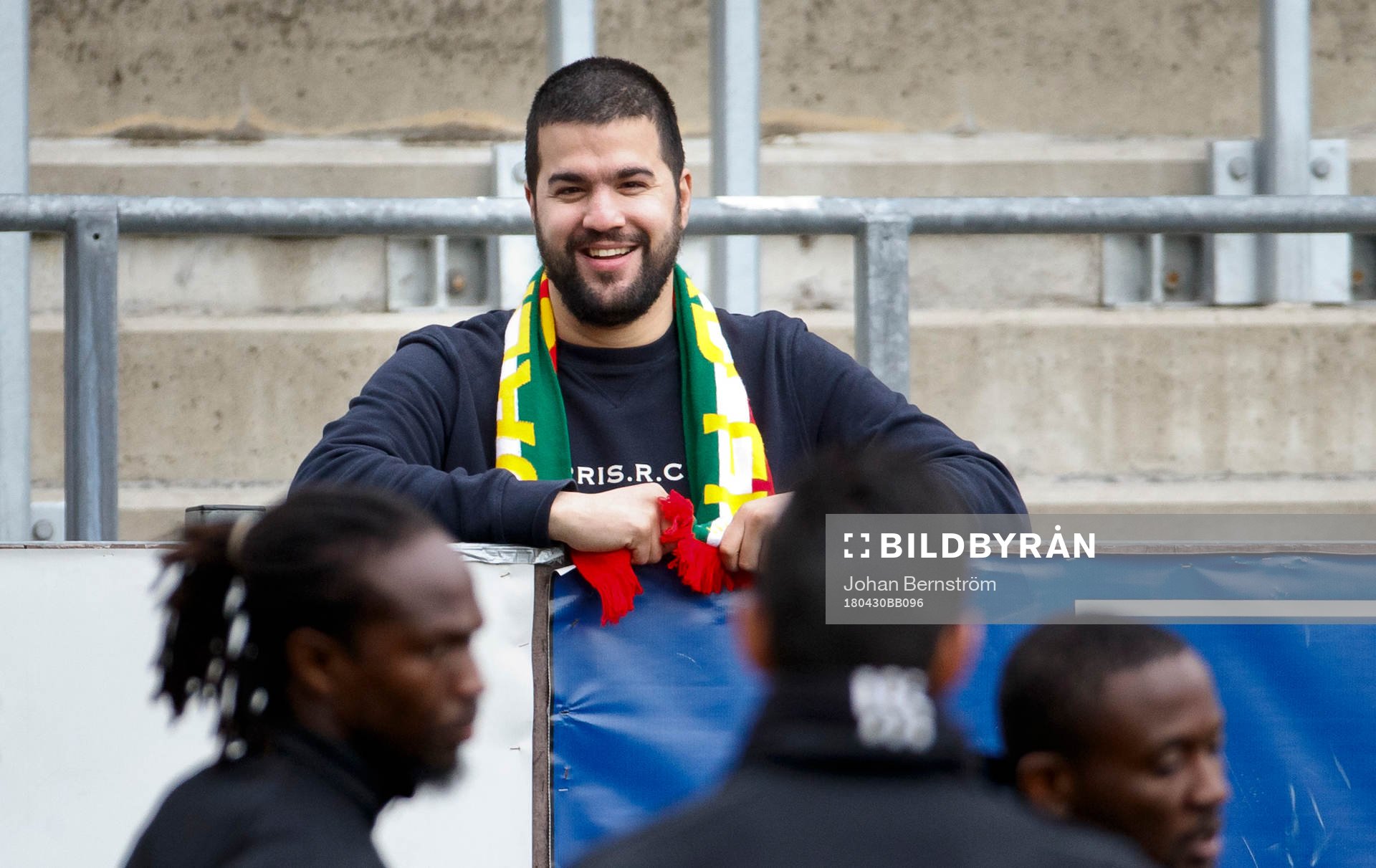 Dalkurds supportrar tittar på uppvärmningen