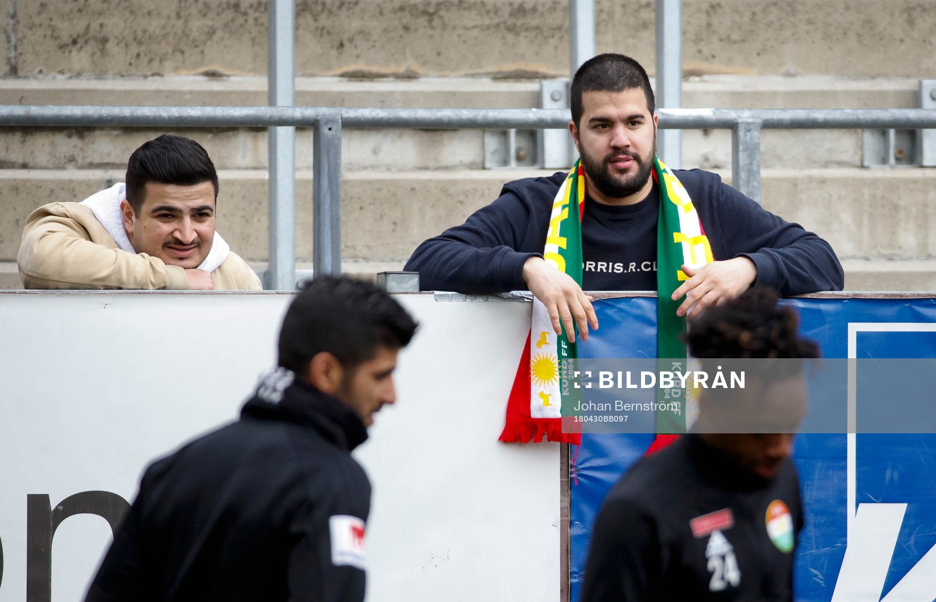 Dalkurds supportrar tittar på uppvärmningen