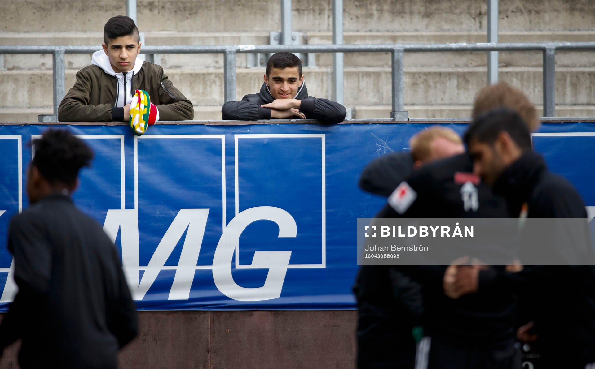 Dalkurds supportrar tittar på uppvärmningen