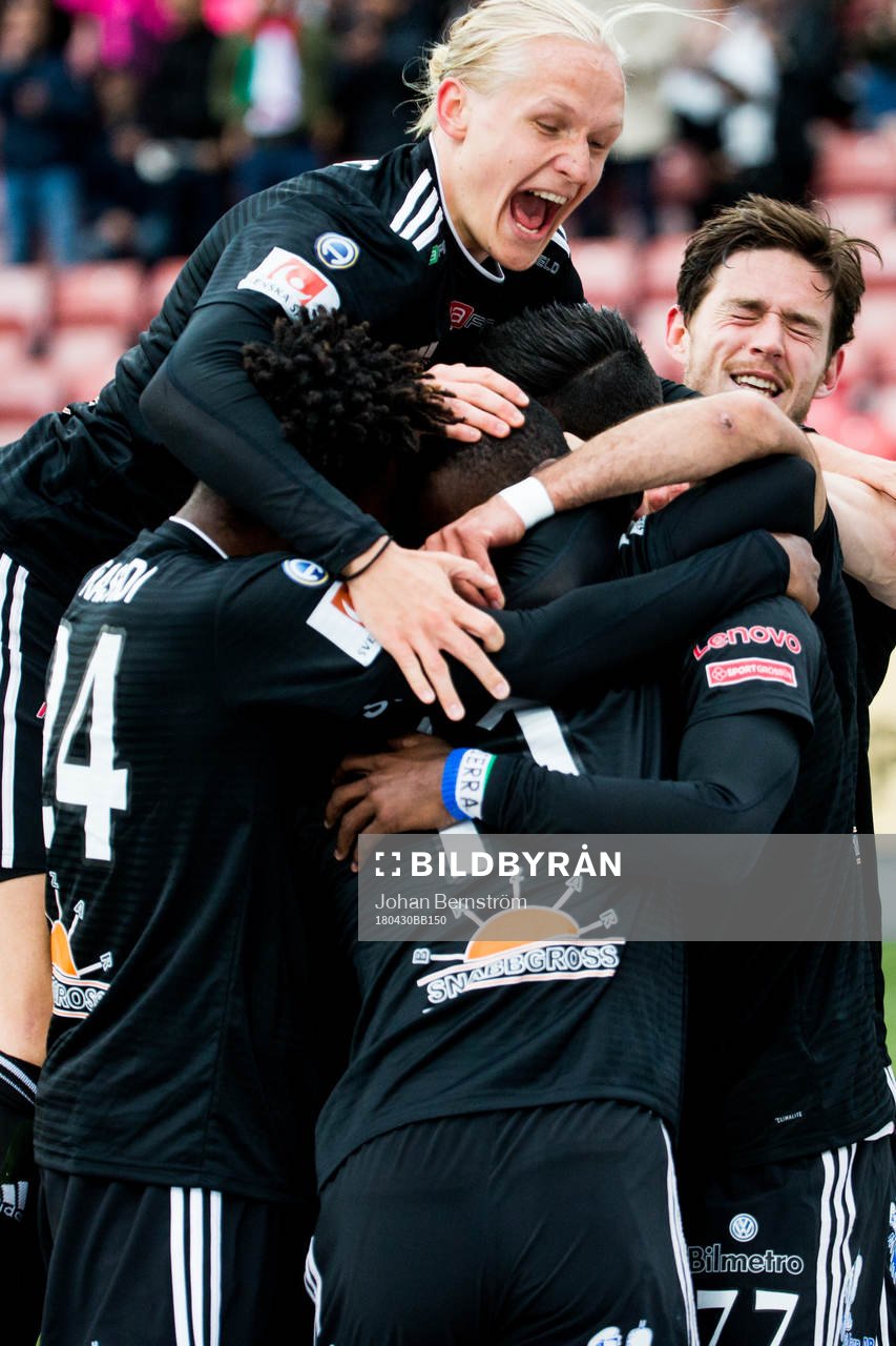 Dalkurds Henrik Löfkvist, Heradi Rashidi, Mohamed Buya Turay och Yukiya Sugita jublar efter 0-1 under fotbollsmatchen i Allsvenskan mellan Örebro och Dalkurd den 30 april 2018 i Örebro.