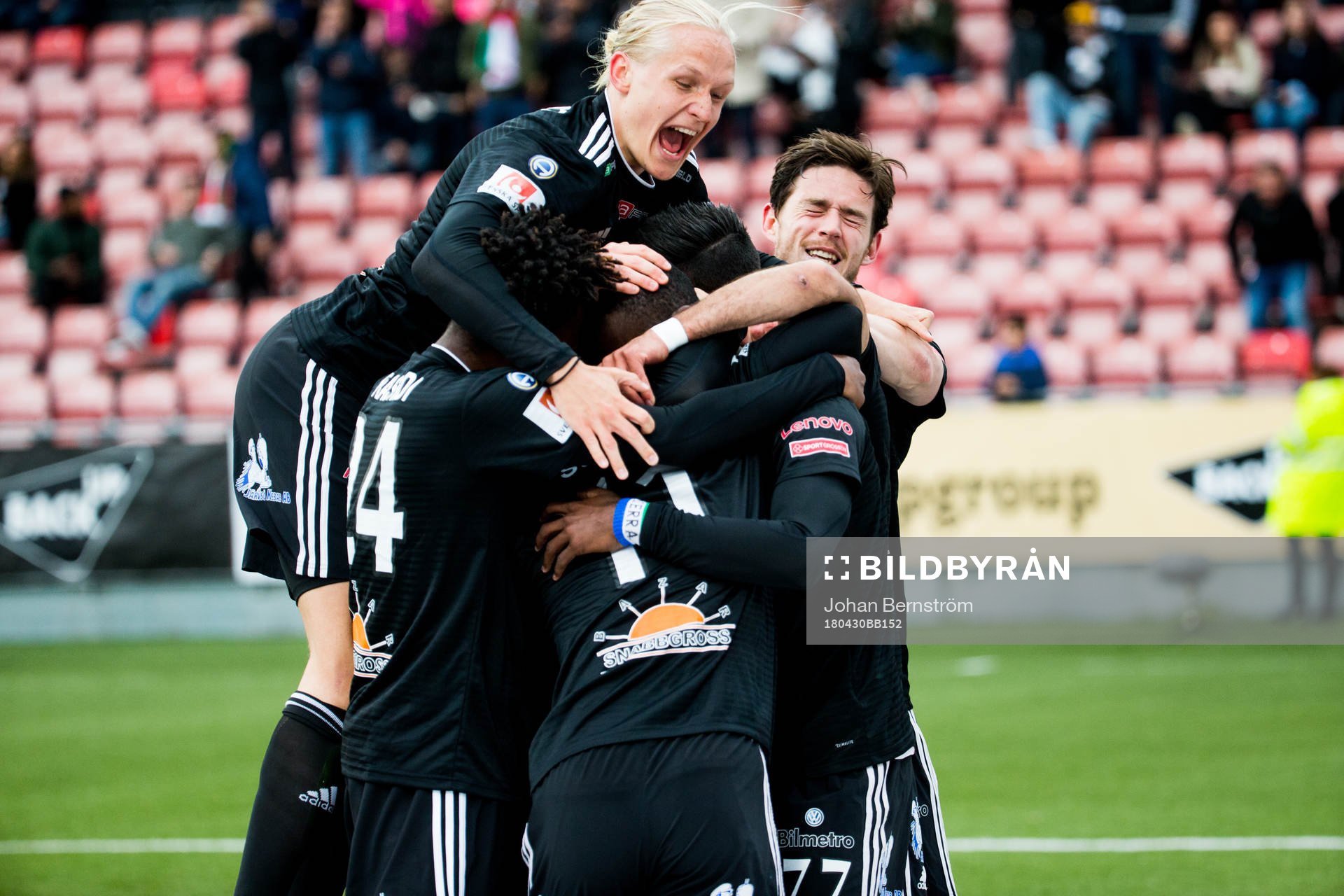 Dalkurds Henrik Löfkvist, Heradi Rashidi, Mohamed Buya Turay och Yukiya Sugita jublar efter 0-1 under fotbollsmatchen i Allsvenskan mellan Örebro och Dalkurd den 30 april 2018 i Örebro.