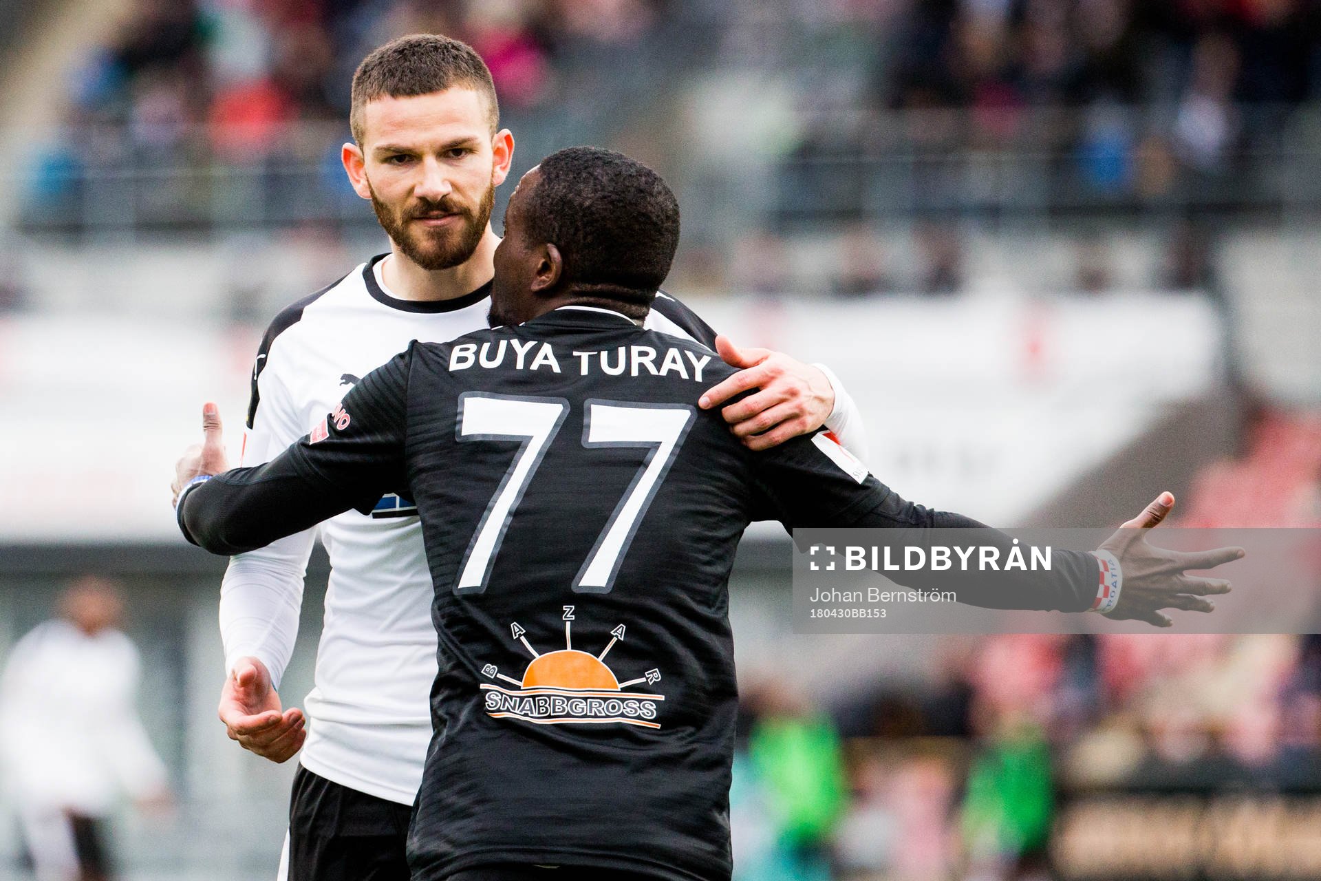 Örebros Kennedy Igboananike och Dalkurds Mohamed Buya Turay