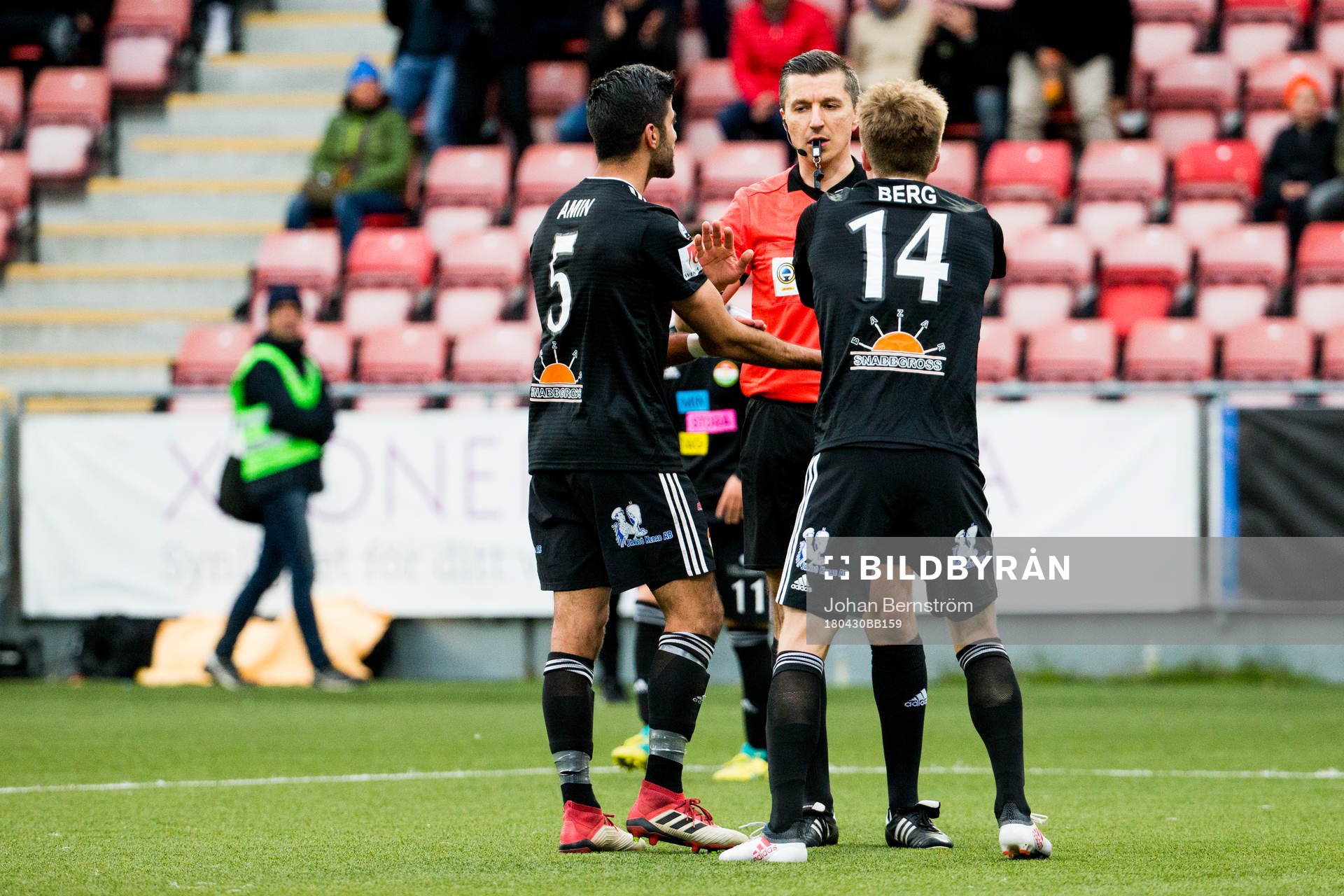 Dalkurds Rewan Amin och Oliver Berg pratar med domare Bojan Pandzic under fotbollsmatchen i Allsvenskan mellan Örebro och Dalkurd den 30 april 2018 i Örebro.