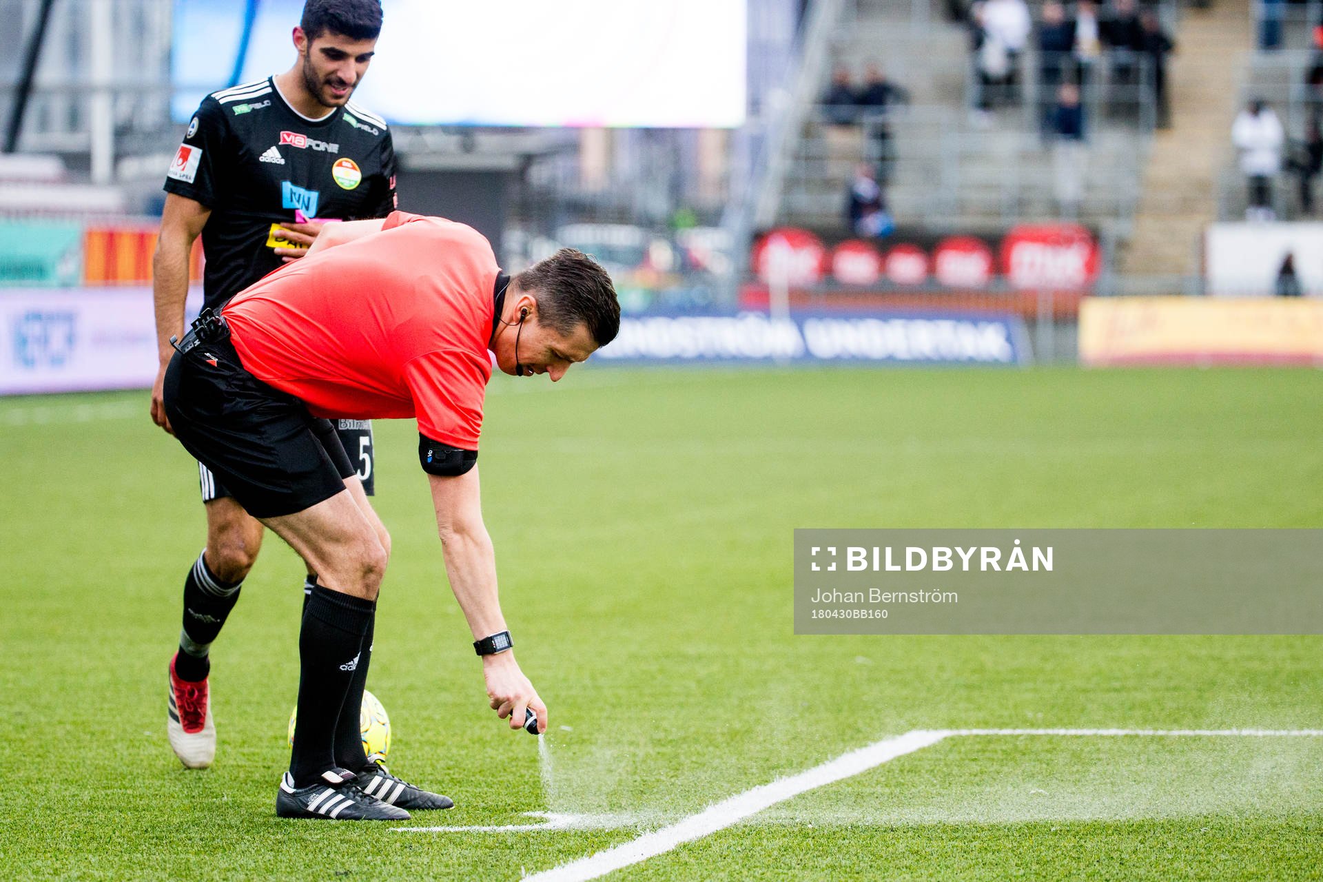 Dalkurds Rewan Amin och domare Bojan Pandzic