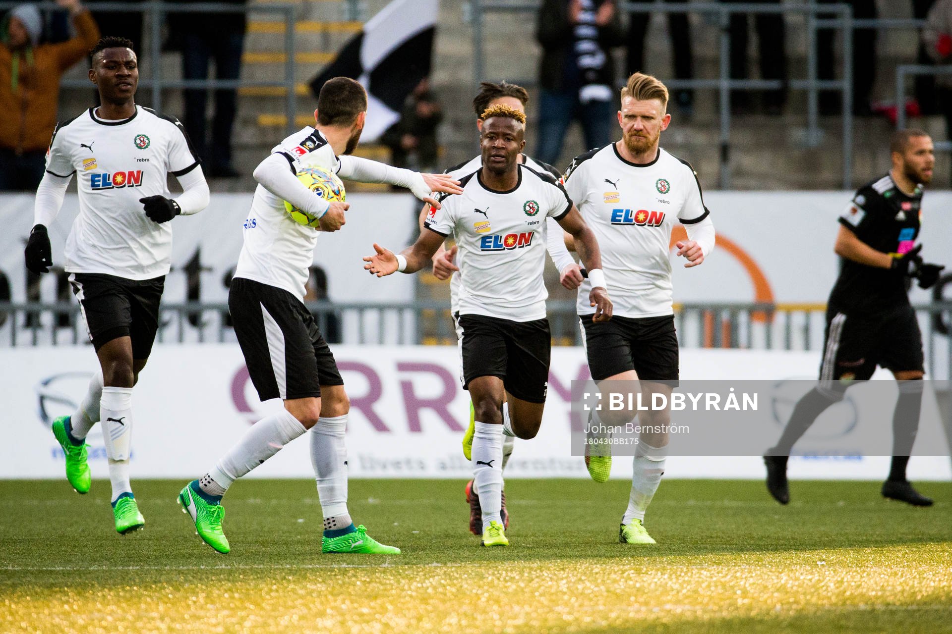 Örebros Kennedy Igboananike jublar