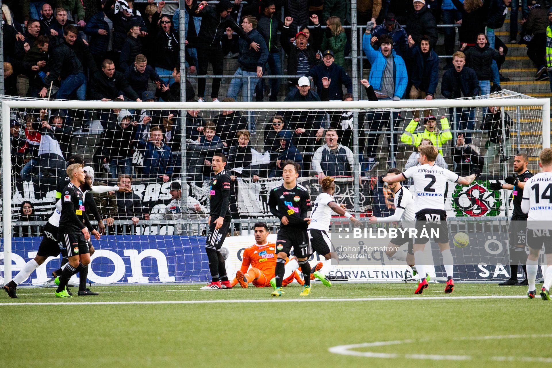 Örebros Kennedy Igboananike jublar