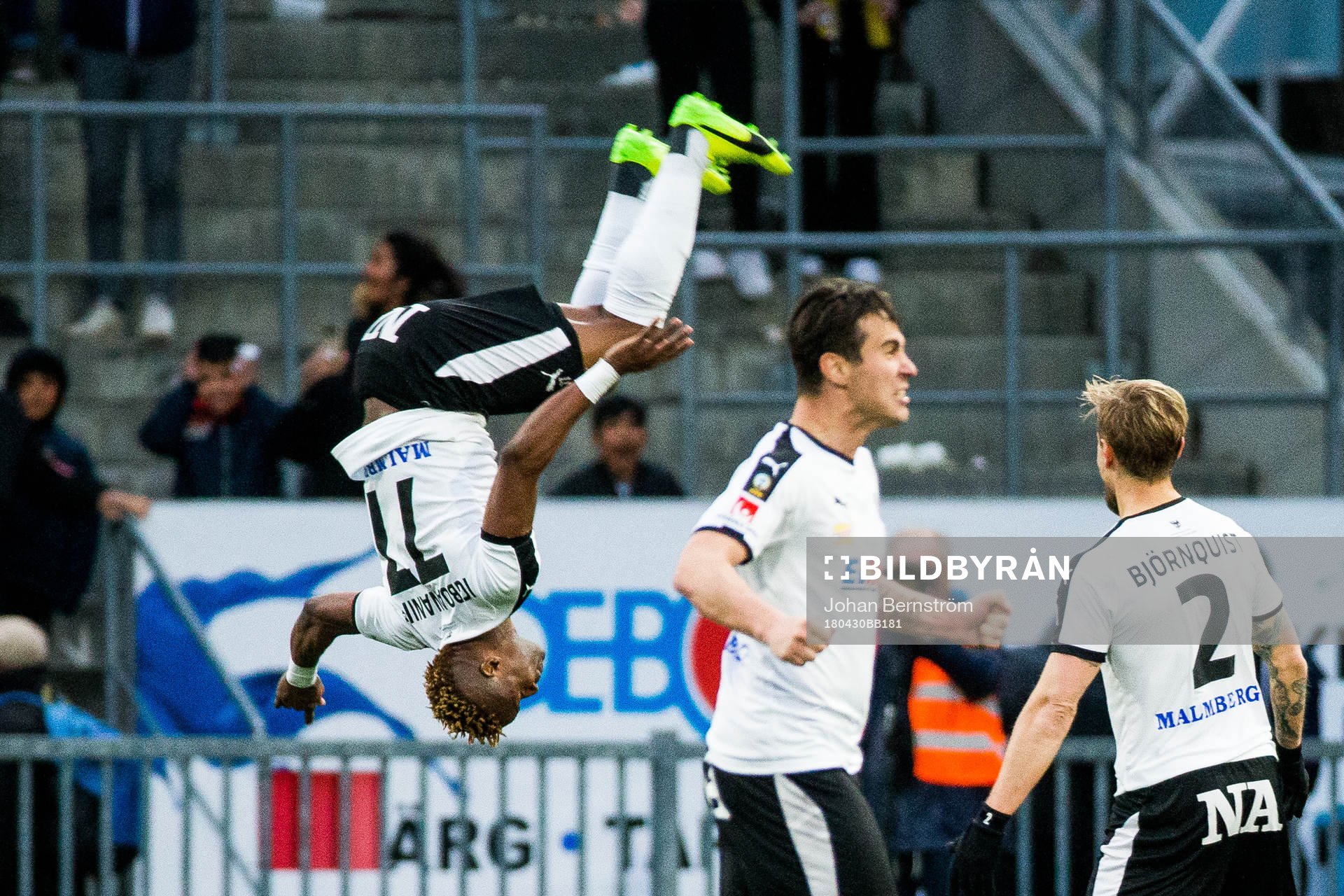 Örebros Kennedy Igboananike jublar