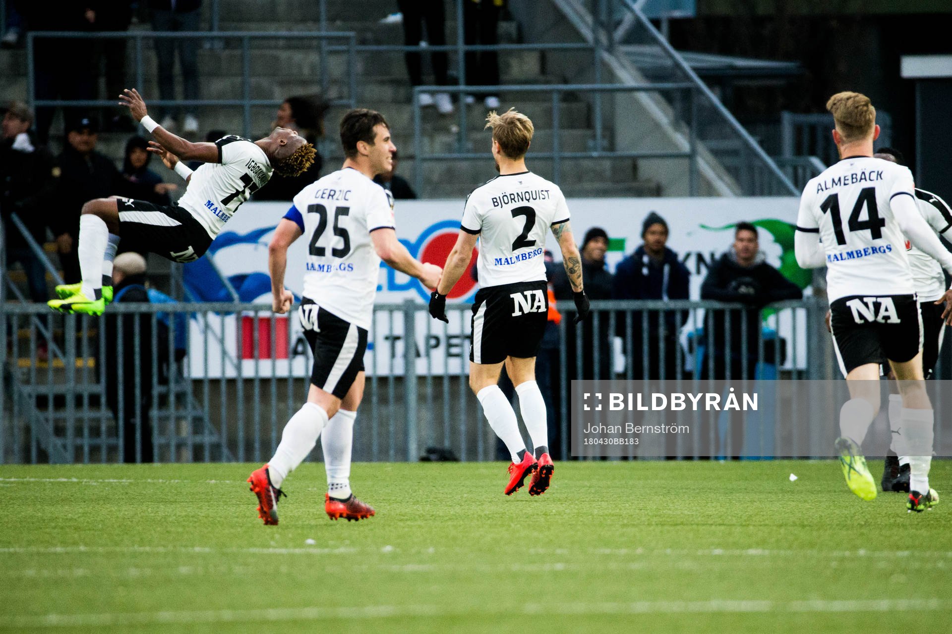 Örebros Kennedy Igboananike jublar