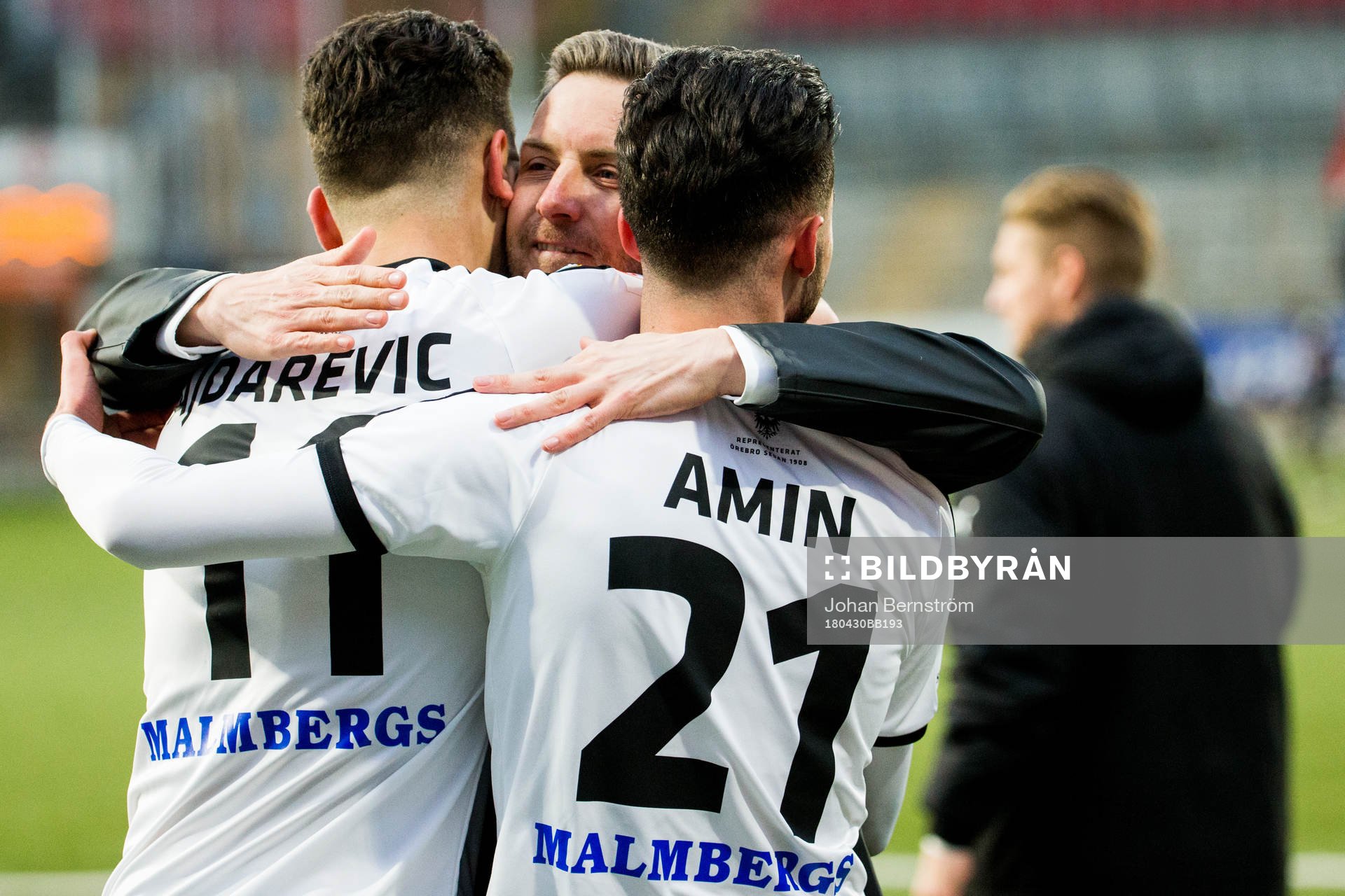Örebros tränare Axel Kjäll jublar med spelarna Alfred