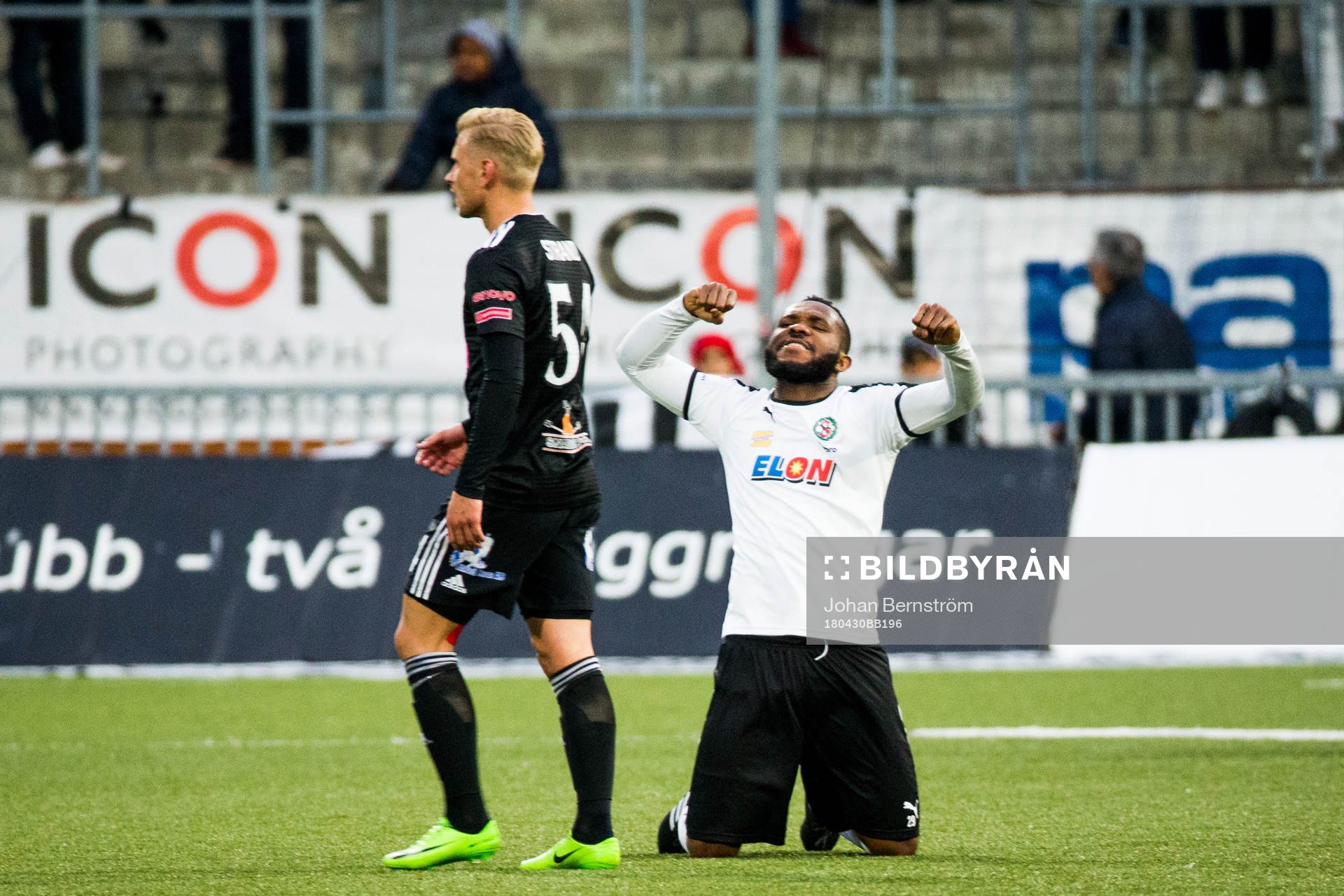 Örebros Michael Junior Omoh jublar efter slutsignalen i fotbollsmatchen i Allsvenskan mellan Örebro och Dalkurd den 30 april 2018 i Örebro.