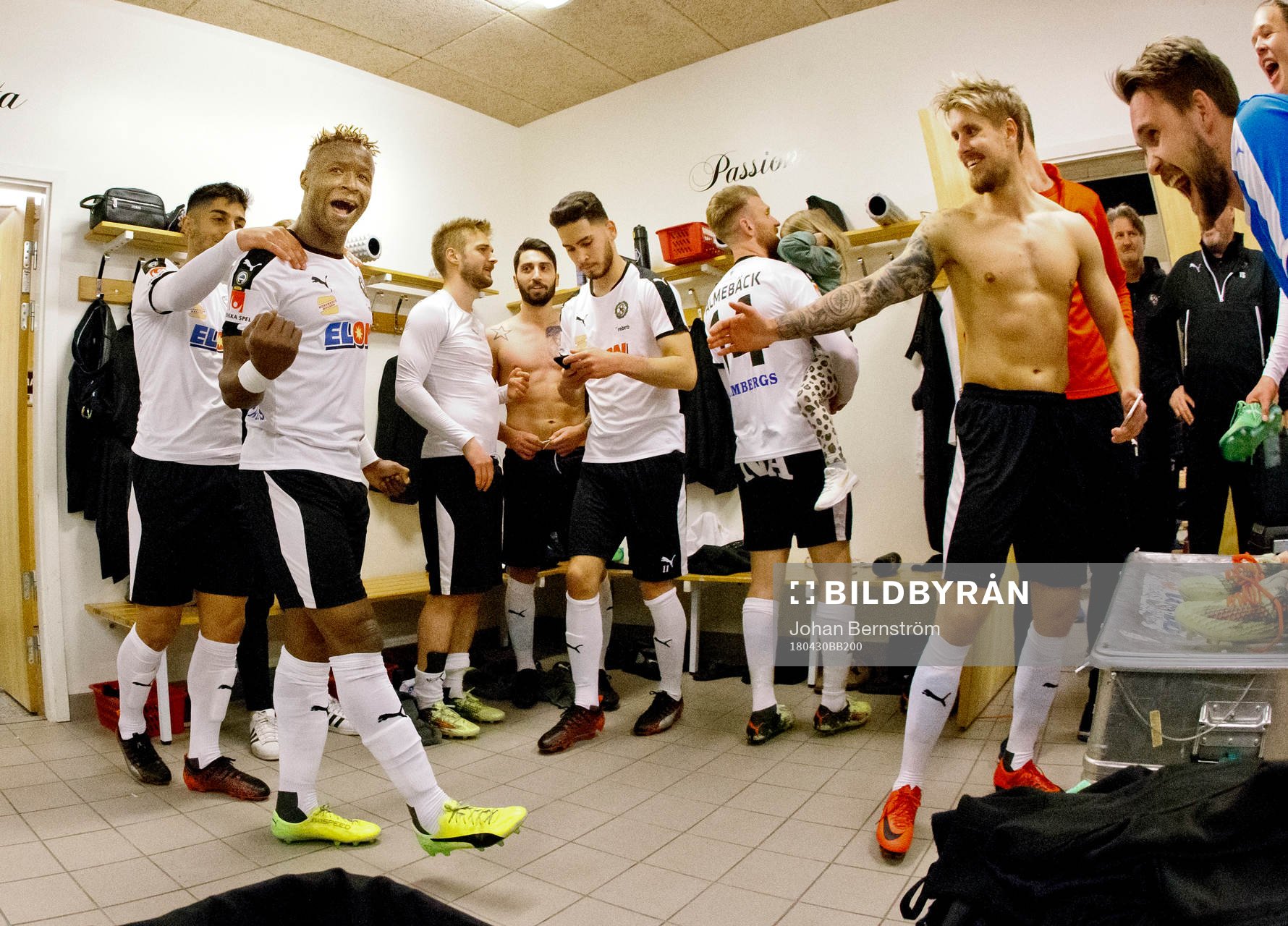 Örebros Kennedy Igboananike firar segern i omklädningsrummet efter fotbollsmatchen i Allsvenskan mellan Örebro och Dalkurd den 30 april 2018 i Örebro.