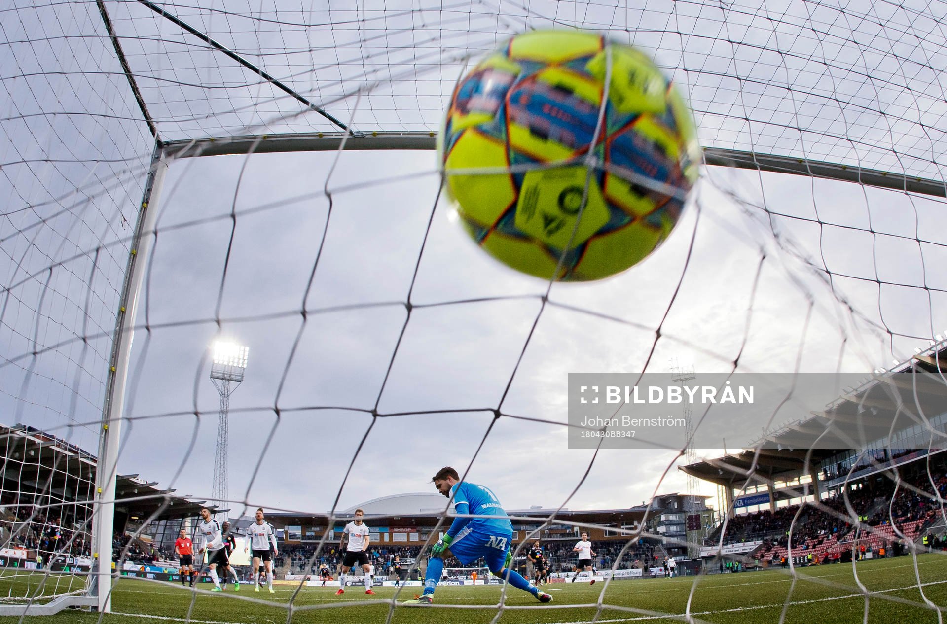 Dalkurds Mohamed Buya Turay gör 0-2 på Örebros målvakt