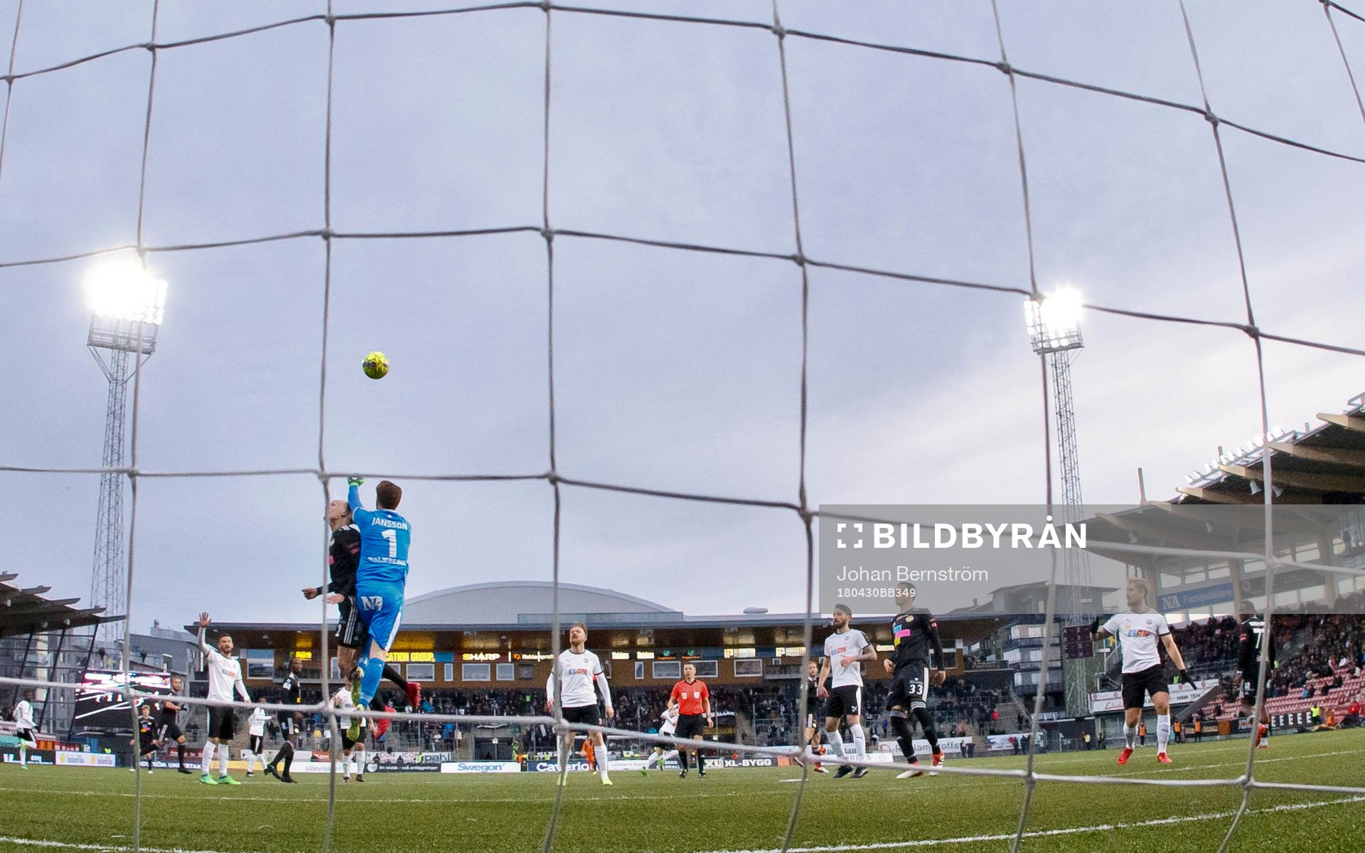 Örebros målvakt Oscar Jansson och Dalkurds Henrik
