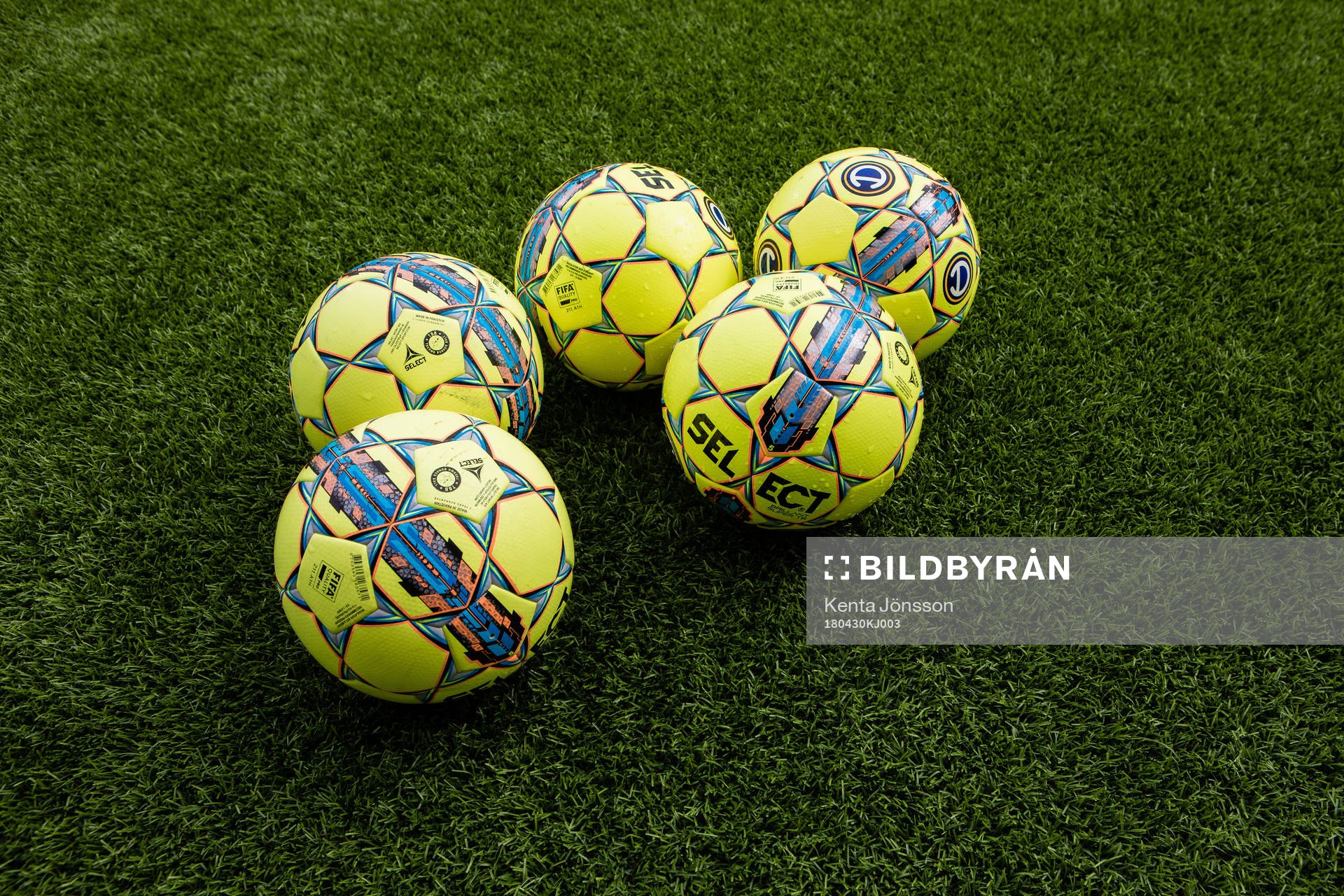 Fotbollar på konstgräset på Grimsta IP innan