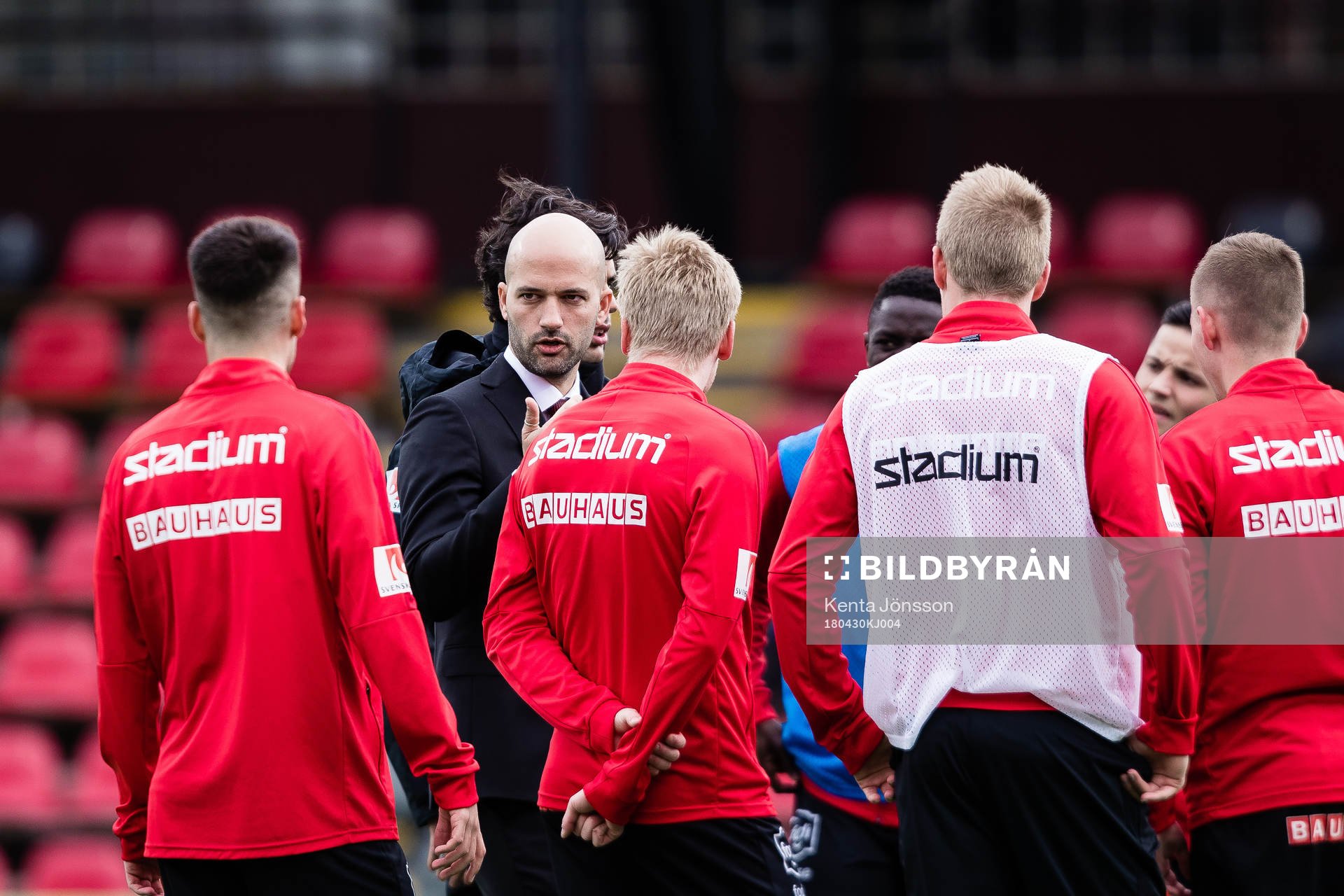 Brommapojkarnas tränare Luis Pimenta med spelare
