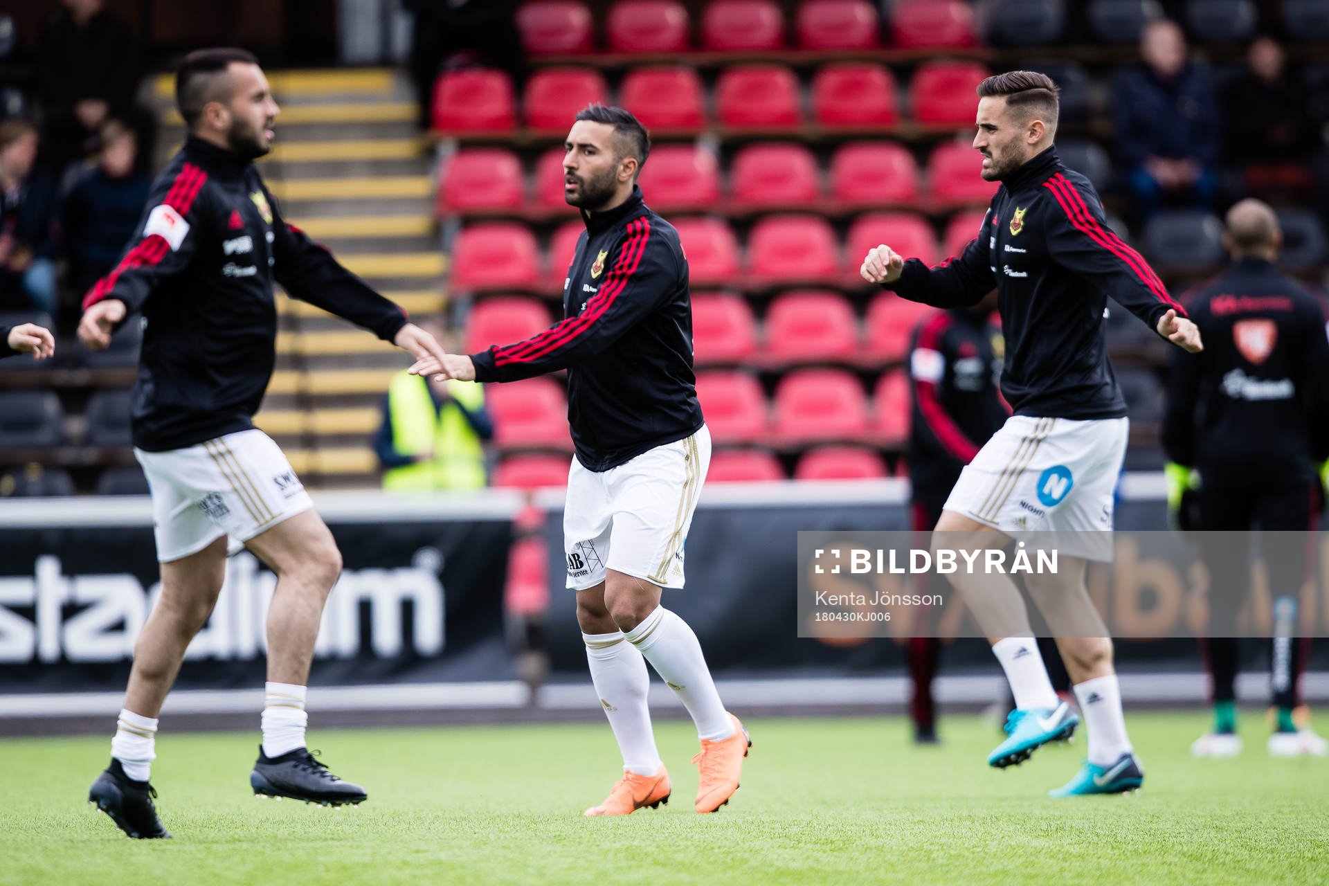 Östersunds Saman Ghoddos (m) värmer upp bredvid Brwa