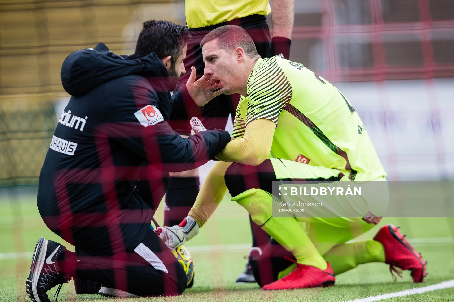 Brommapojkarnas målvakt Nikola Petric har skadat sig