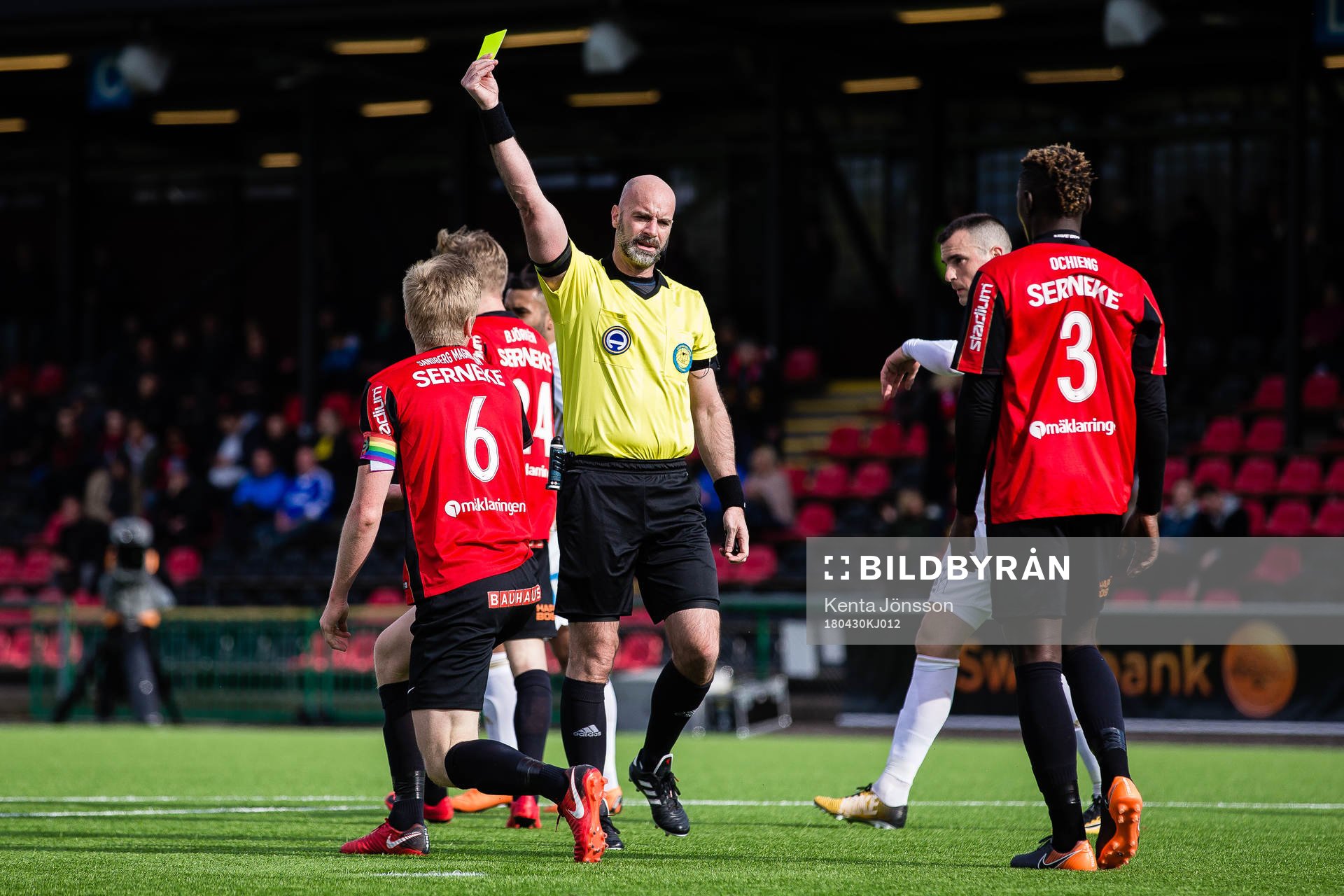 Brommapojkarnas Gustav Sandberg Magnusson får ett gult kort av domare Stefan Johannesson efter straffsituation under fotbollsmatchen i Allsvenskan mellan Brommapojkarna och Östersund den 30 April 2018 i Stockholm.