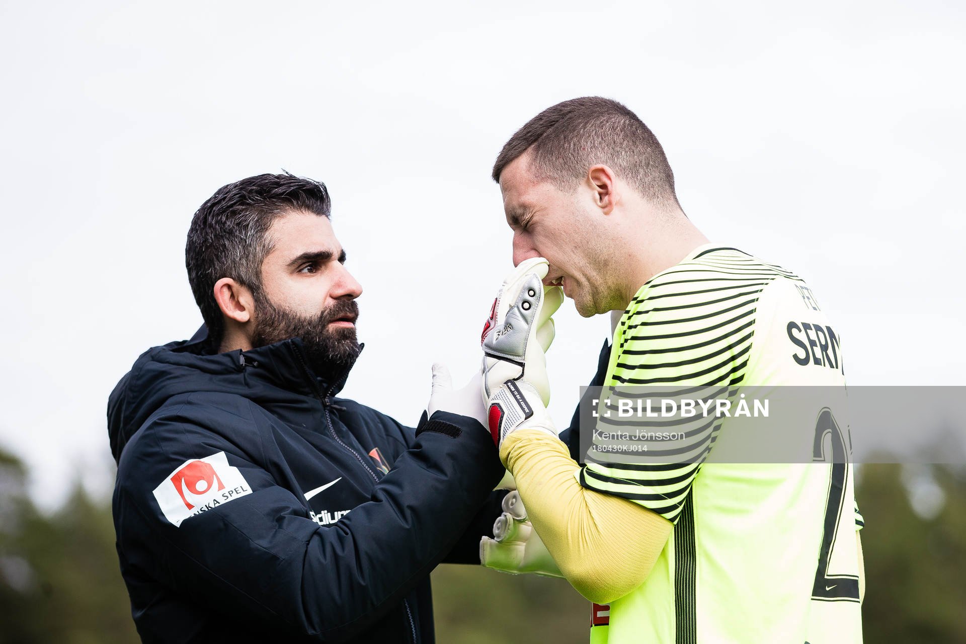 Brommapojkarnas målvakt Nikola Petric har skadat sig
