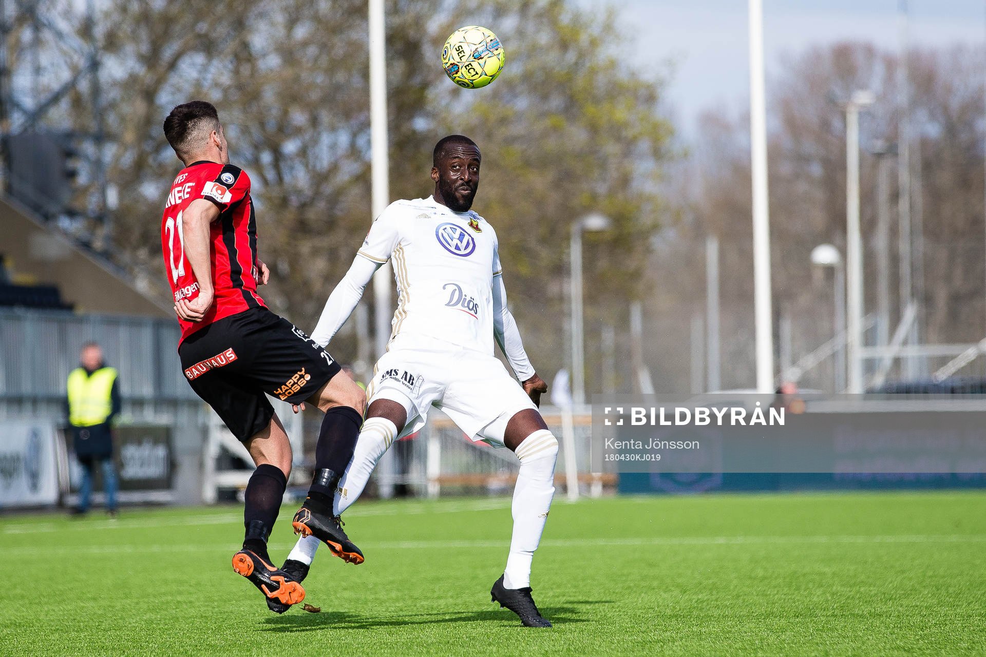 Brommapojkarnas Maikel Nieves och Östersunds Ronald Mukiibi