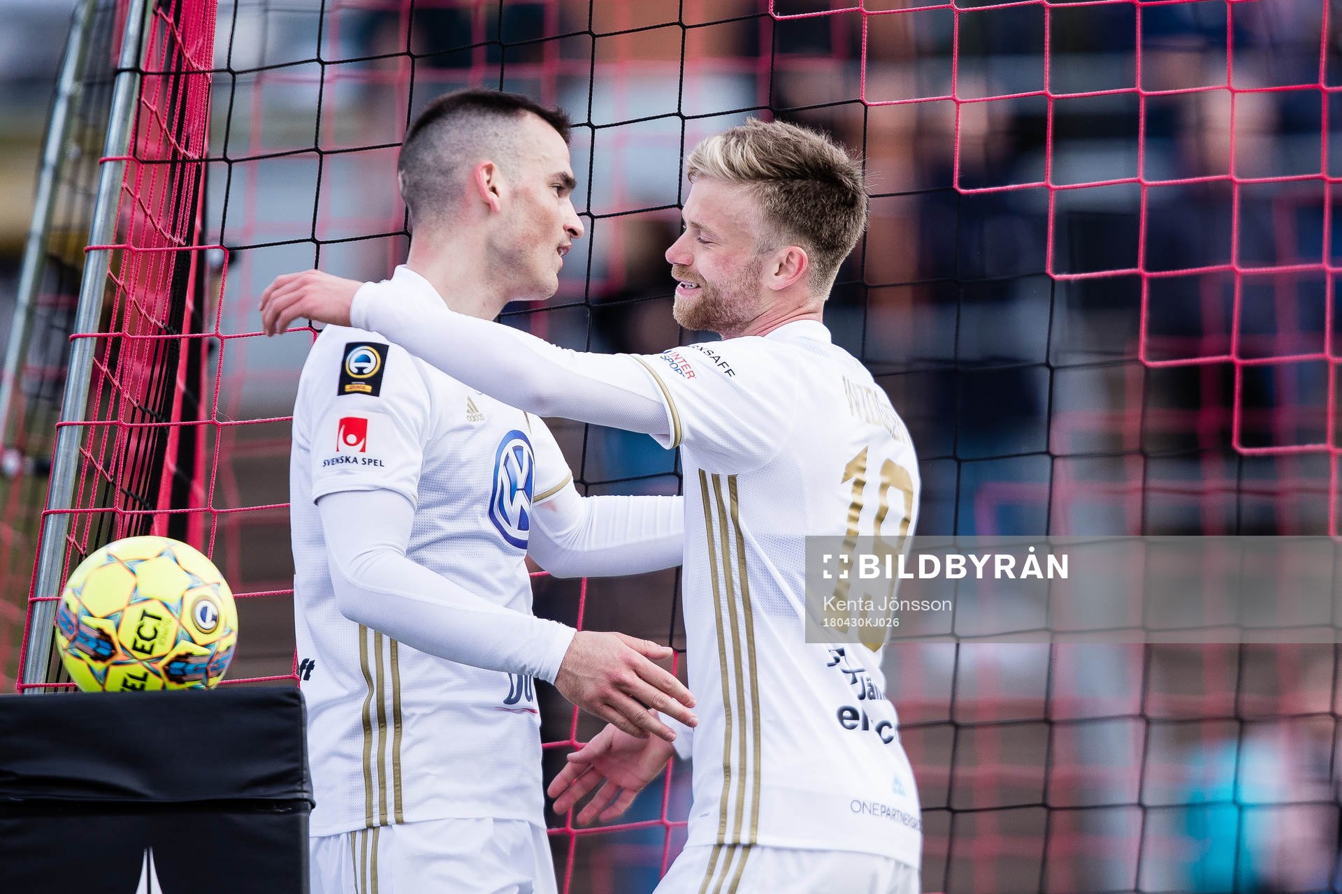 Östersunds Dino Islamovic jublar med Dennis Widgren