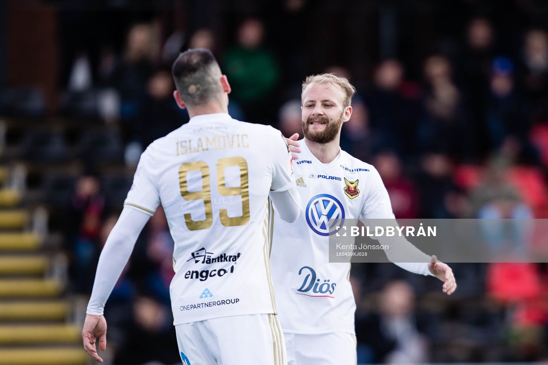 Östersunds Dino Islamovic jublar med Curtis Edwards