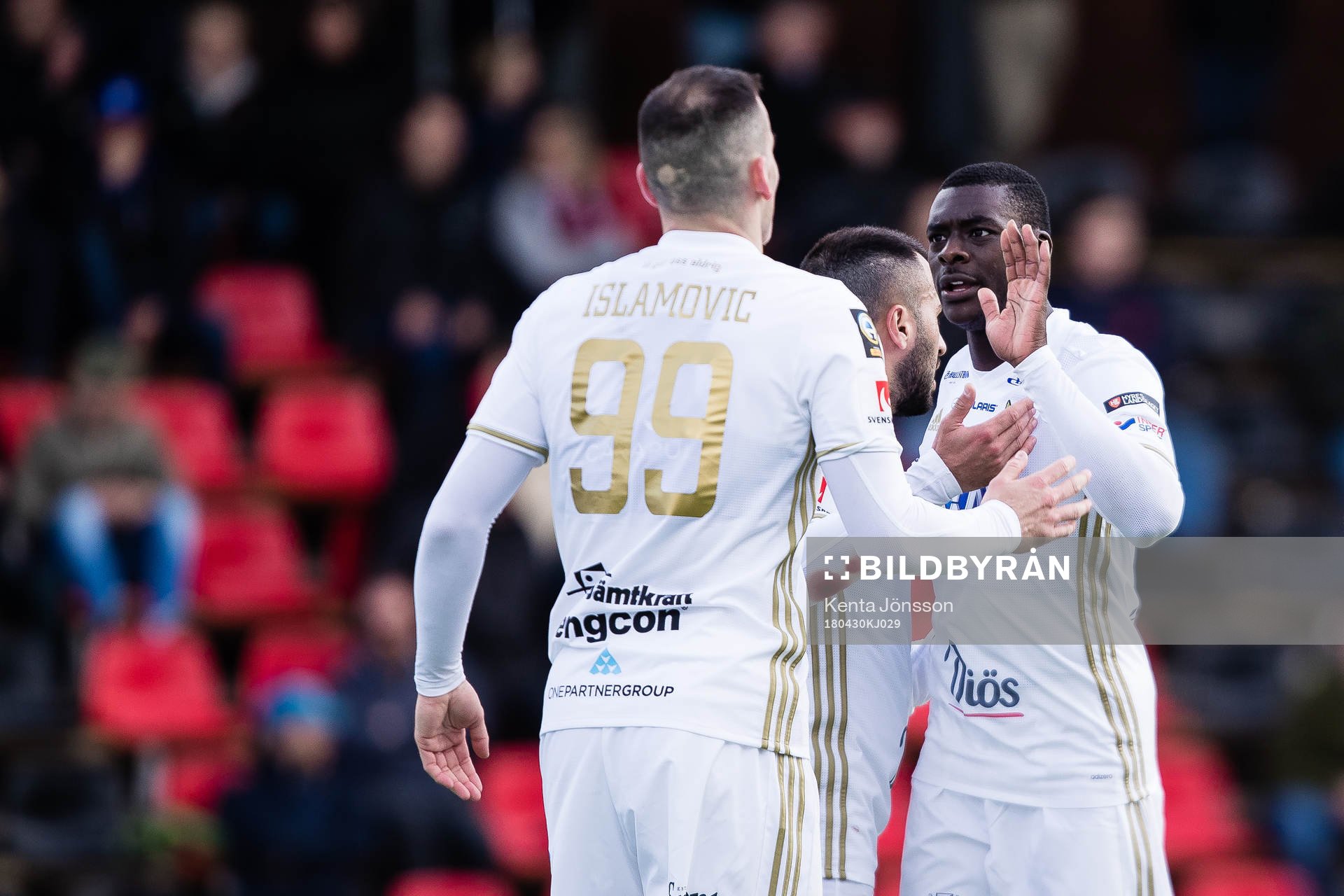 Östersunds Dino Islamovic jublar med Ken Sema efter 0-4 under fotbollsmatchen i Allsvenskan mellan Brommapojkarna och Östersund den 30 April 2018 i Stockholm.