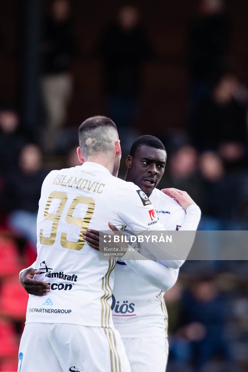 Östersunds Dino Islamovic jublar med Ken Sema