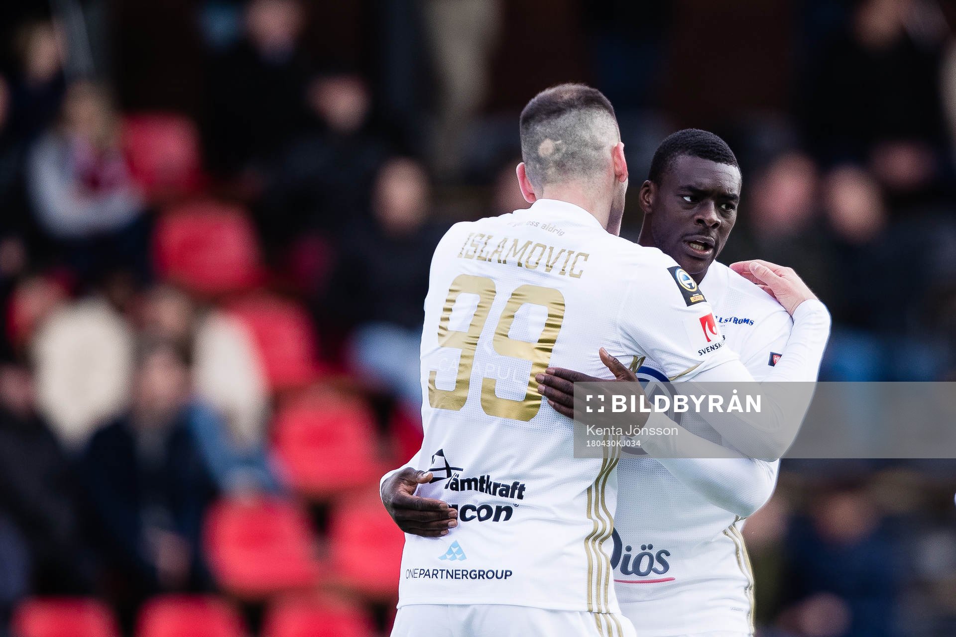 Östersunds Dino Islamovic jublar med Ken Sema efter 0-4 under fotbollsmatchen i Allsvenskan mellan Brommapojkarna och Östersund den 30 April 2018 i Stockholm.