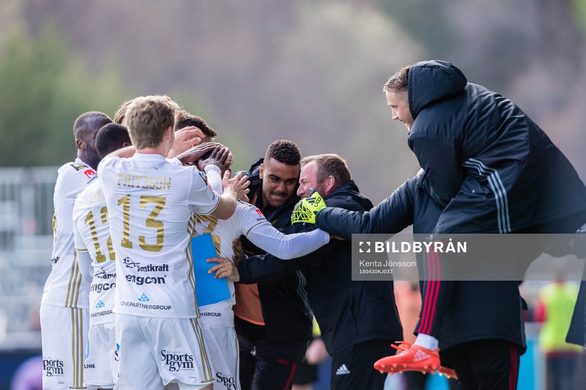 Östersunds spelare och ledare jublar efter 0-3 av Östersunds Saman Ghoddos under fotbollsmatchen i Allsvenskan mellan Brommapojkarna och Östersund den 30 April 2018 i Stockholm.