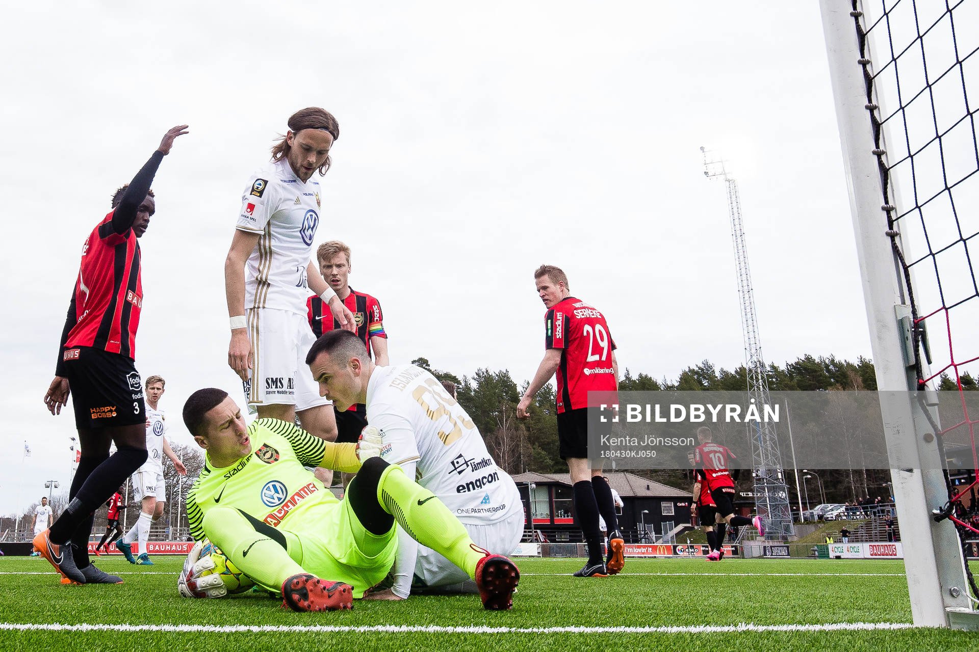 Östersunds Dino Islamovic Brommapojkarnas målvakt Nikola