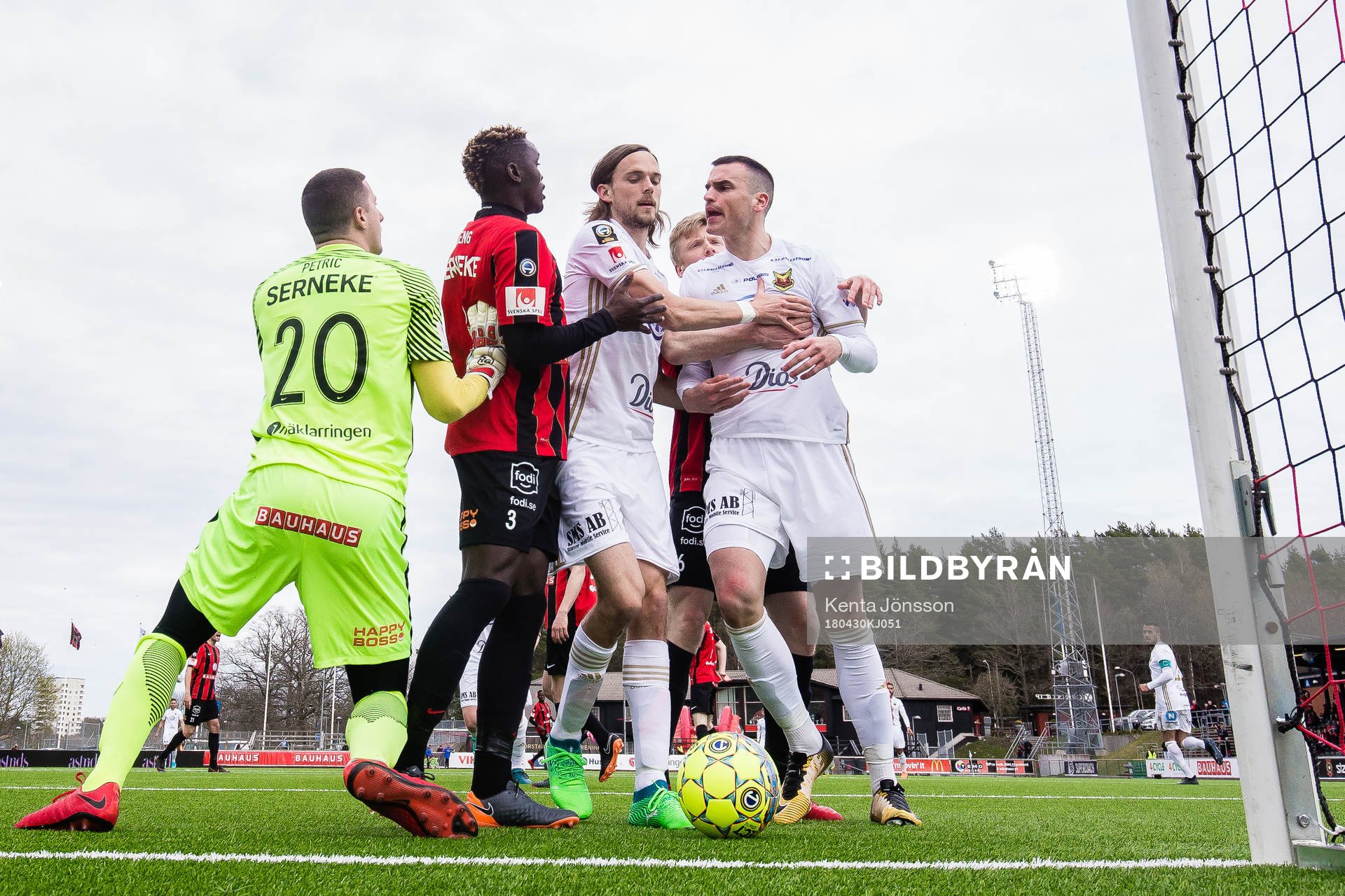 Östersunds Dino Islamovic Brommapojkarnas målvakt Nikola