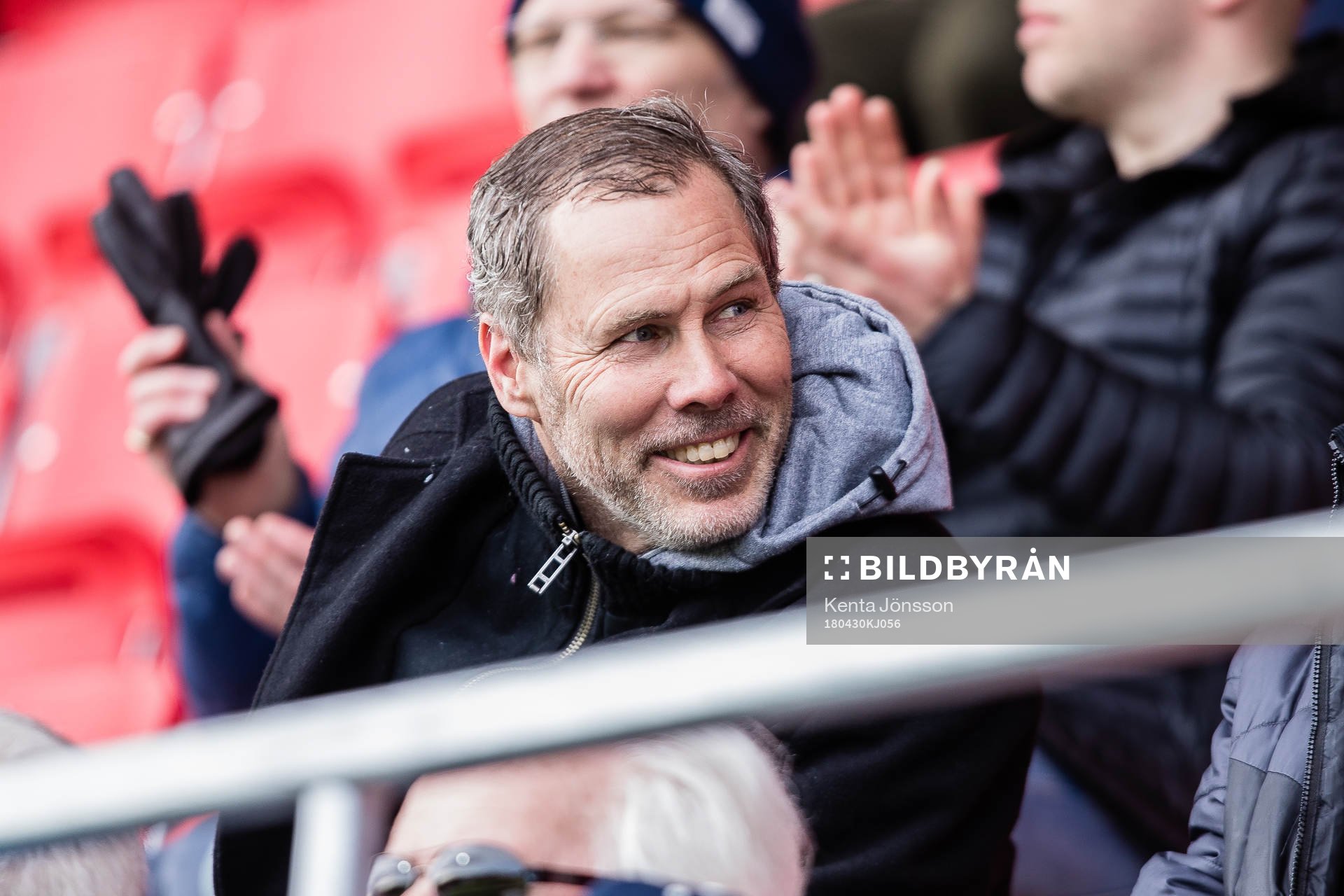 Hasse Eskilsson på läktaren innan fotbollsmatchen i