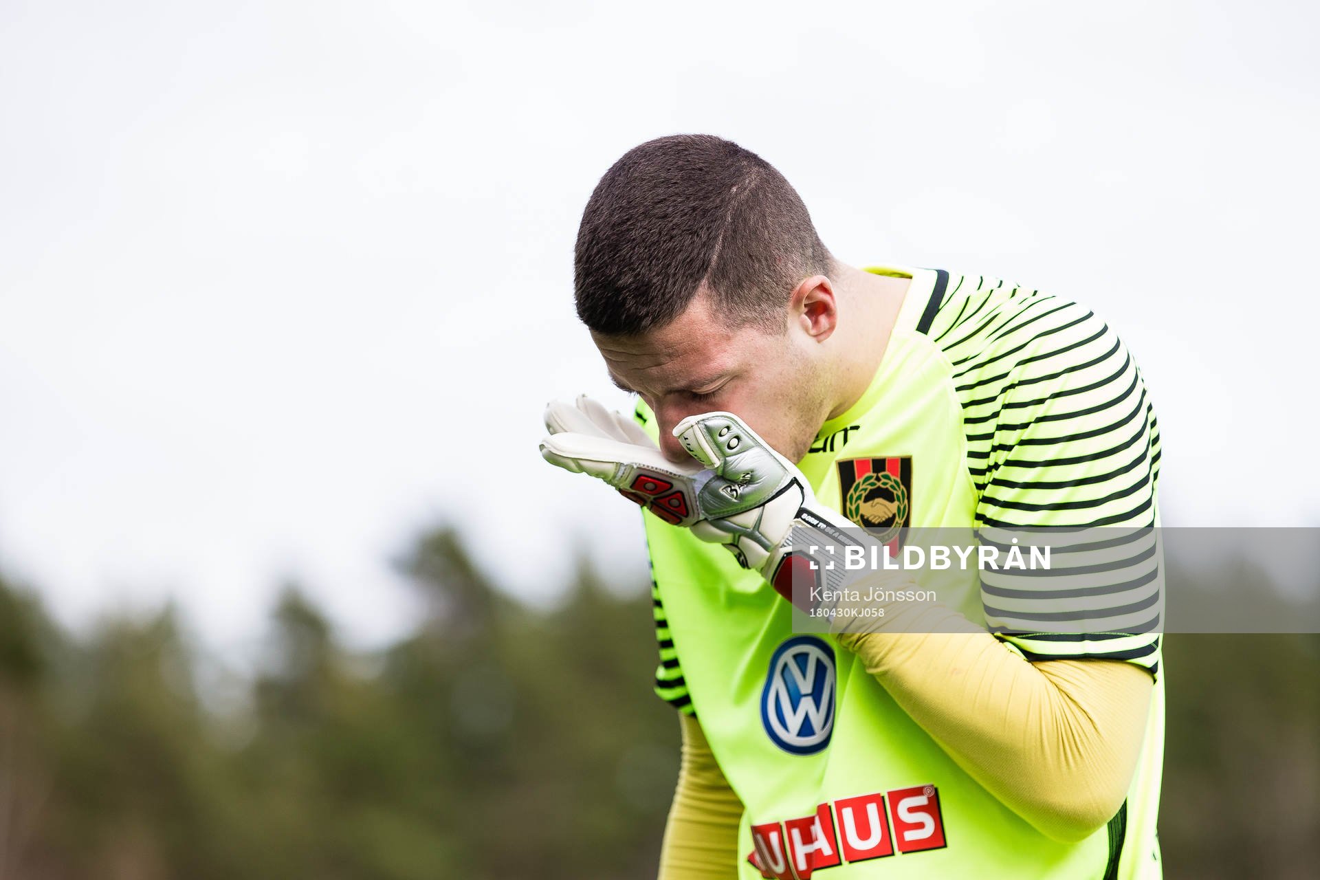 Brommapojkarnas målvakt Nikola Petric deppar