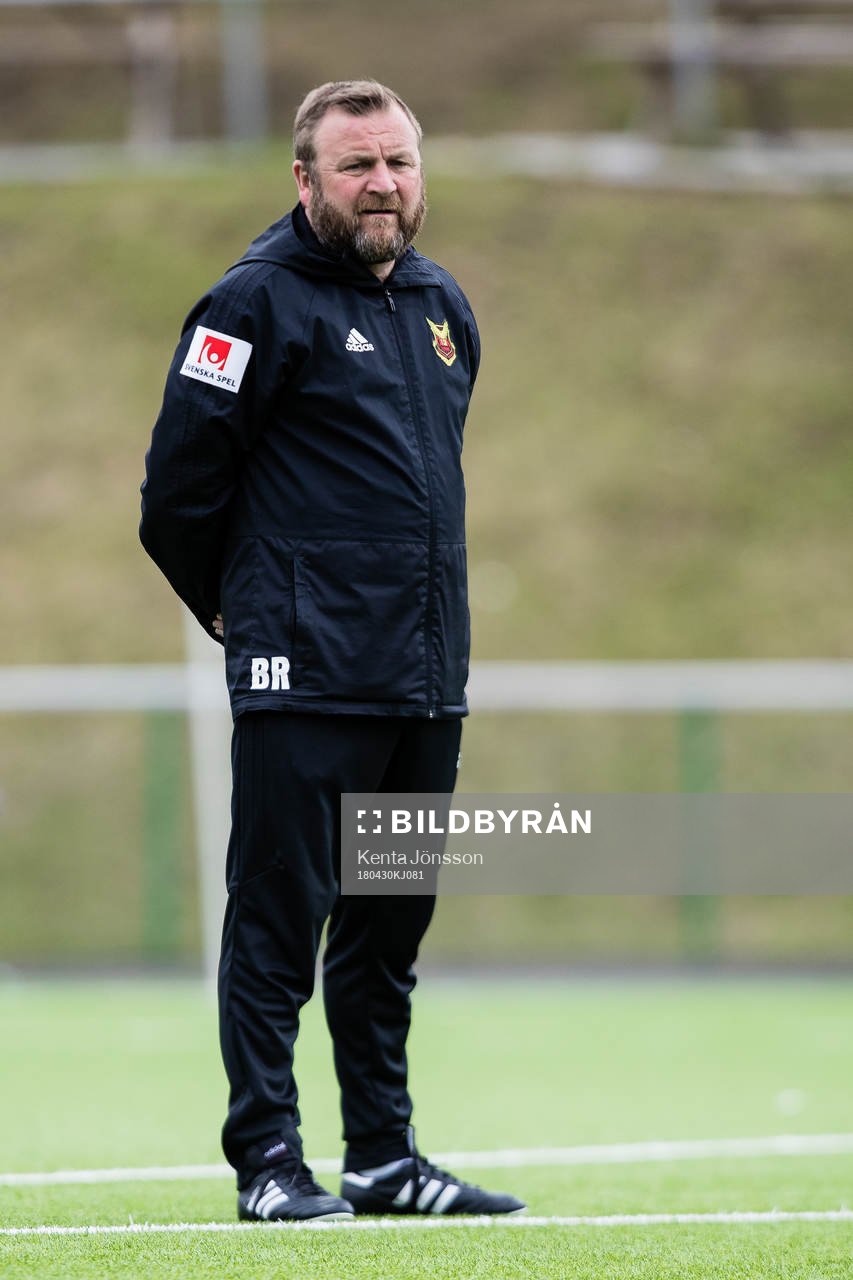 Östersunds assisterande tränare Billy Reid innan