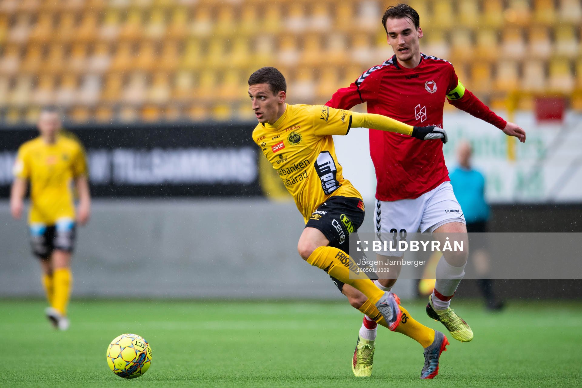 Elfsborgs Arian Kabashi och Kalmars Adam Hellborg under fotbollsmatchen i U21 Allsvenskan mellan Elfsborg och Kalmar den 1 maj 2018 i Borås.