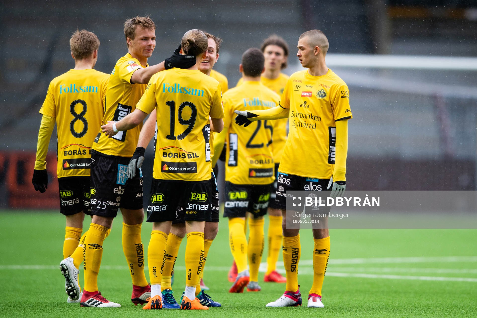 Elfsborgs Jesper Karlsson klappas om av lagkamraterna efter 3-1 under fotbollsmatchen i U21 Allsvenskan mellan Elfsborg och Kalmar den 1 maj 2018 i Borås.