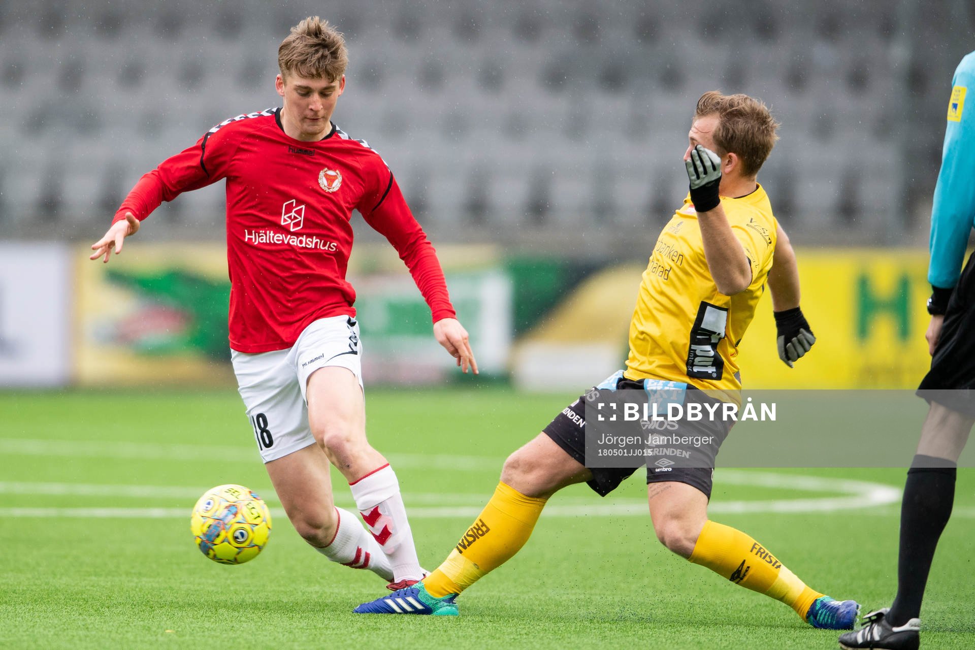 Kalmars Edvin Svalling och Elfsborgs Noel Jonsson under fotbollsmatchen i U21 Allsvenskan mellan Elfsborg och Kalmar den 1 maj 2018 i Borås.